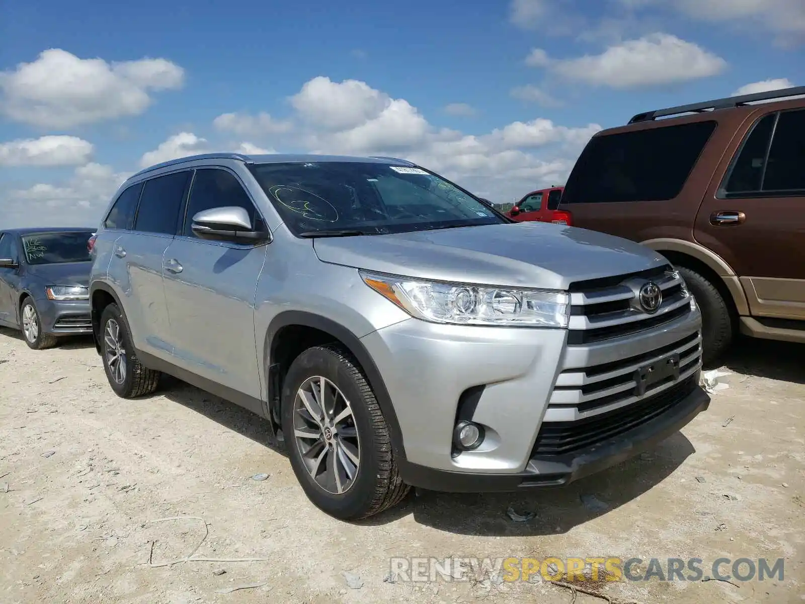 1 Photograph of a damaged car 5TDKZRFH4KS367578 TOYOTA HIGHLANDER 2019