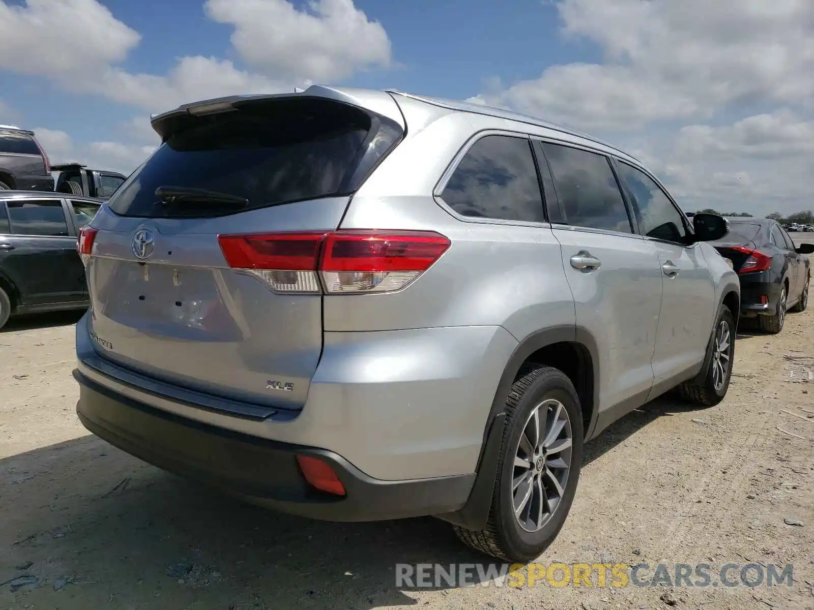 4 Photograph of a damaged car 5TDKZRFH4KS367578 TOYOTA HIGHLANDER 2019