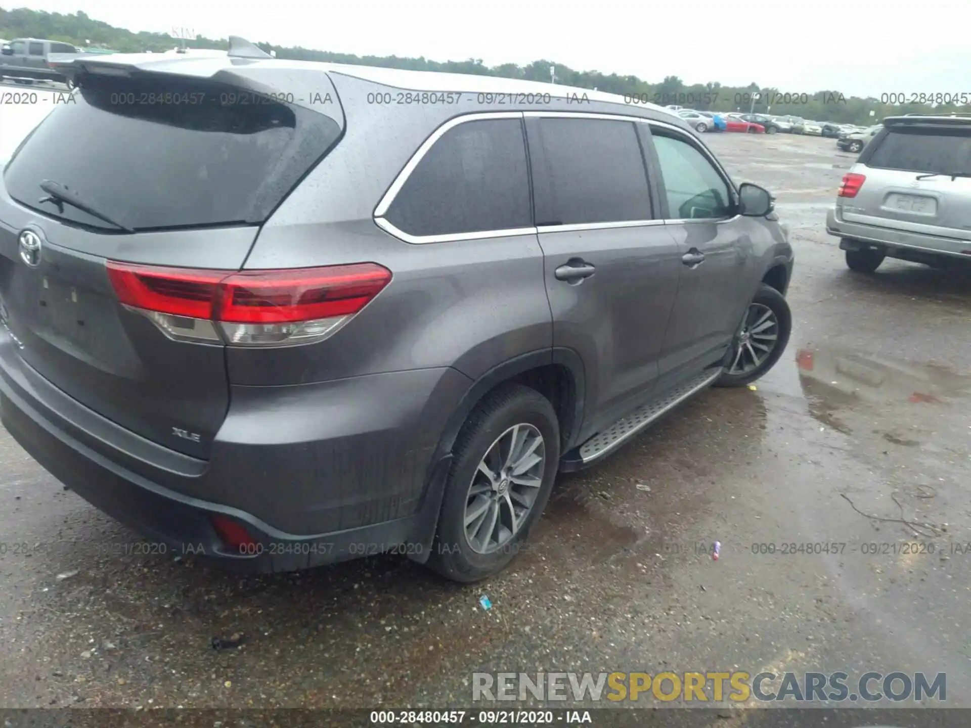 4 Photograph of a damaged car 5TDKZRFH4KS550592 TOYOTA HIGHLANDER 2019