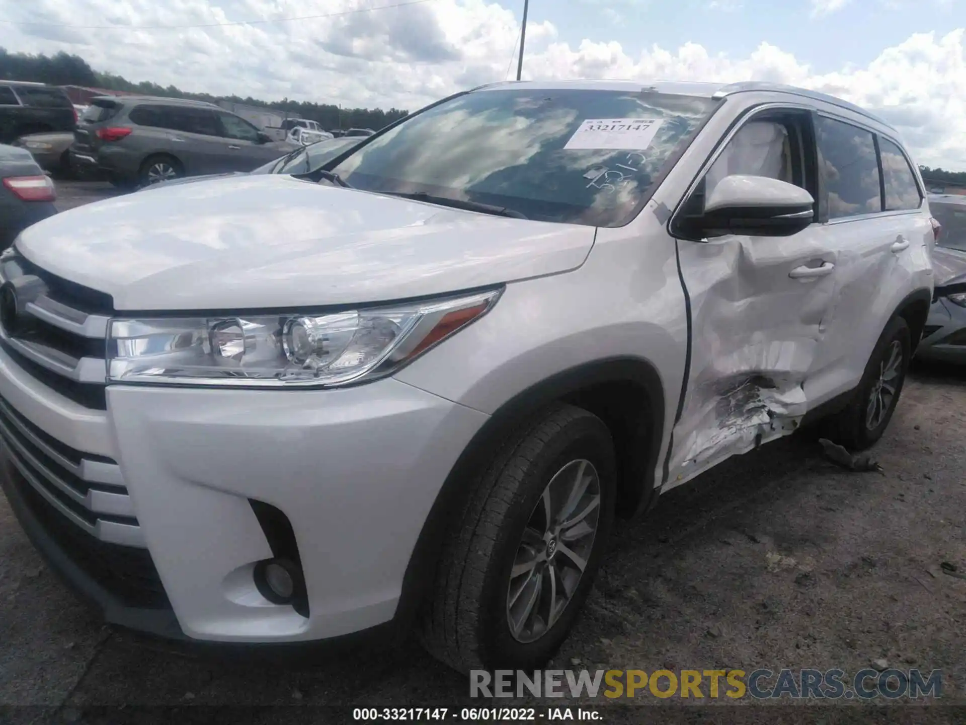 2 Photograph of a damaged car 5TDKZRFH4KS553119 TOYOTA HIGHLANDER 2019