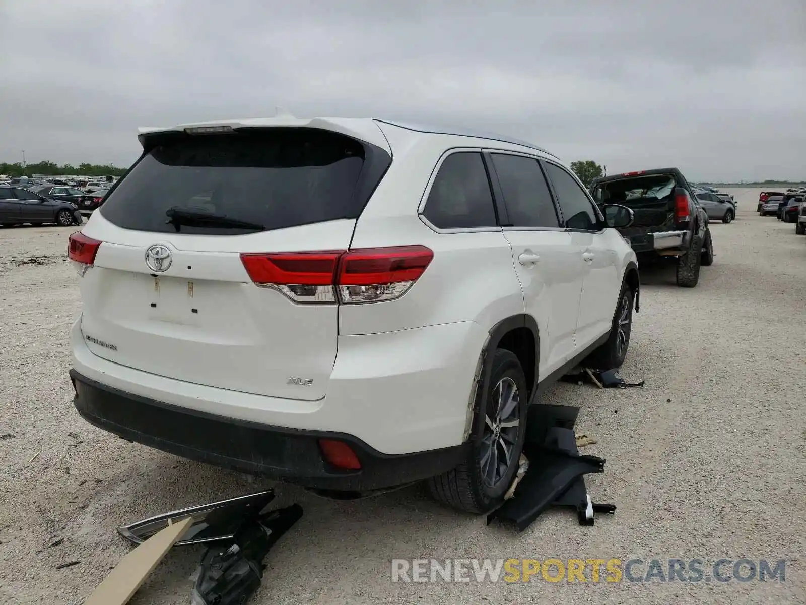 4 Photograph of a damaged car 5TDKZRFH4KS553282 TOYOTA HIGHLANDER 2019