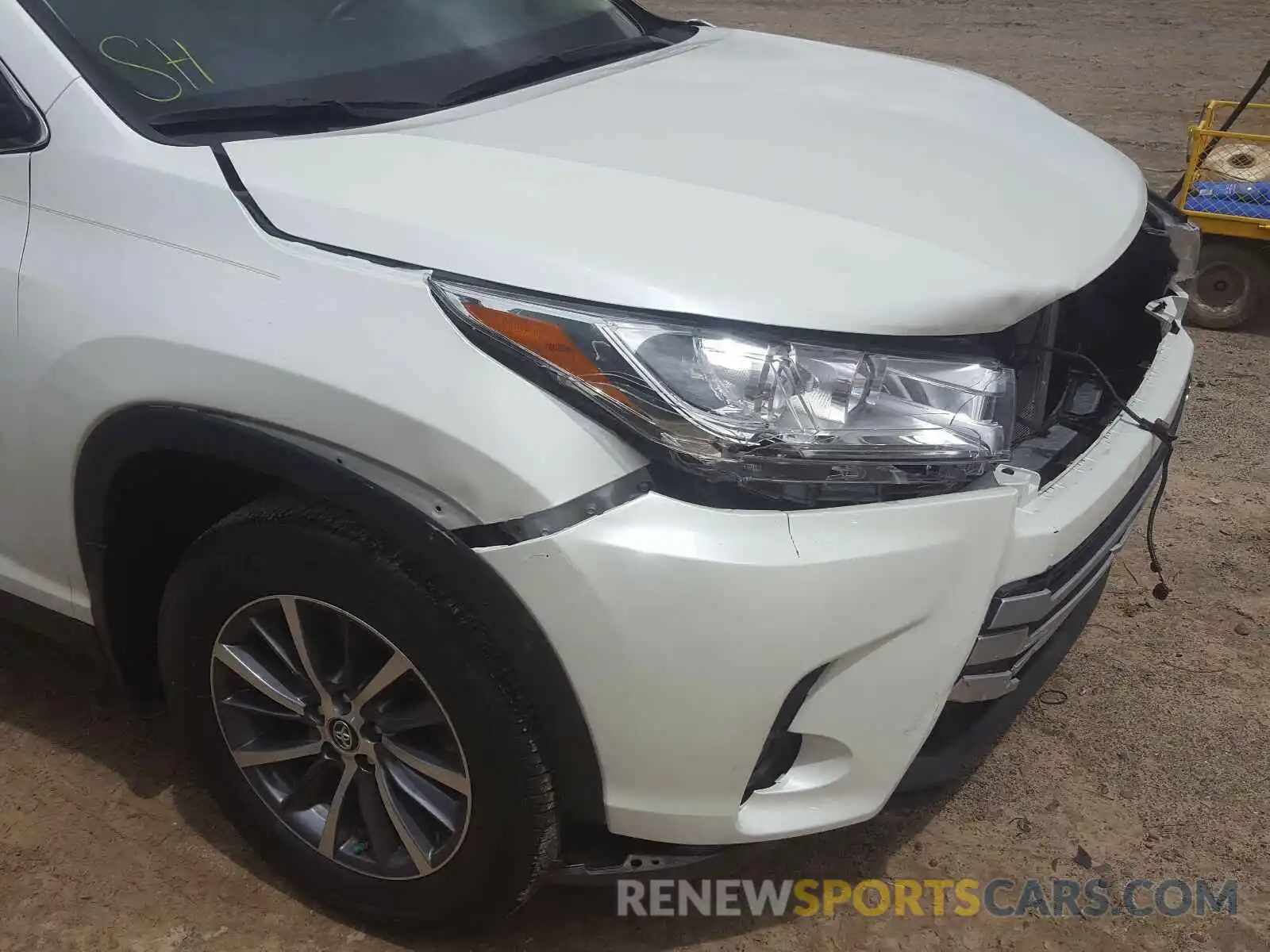 9 Photograph of a damaged car 5TDKZRFH4KS557302 TOYOTA HIGHLANDER 2019