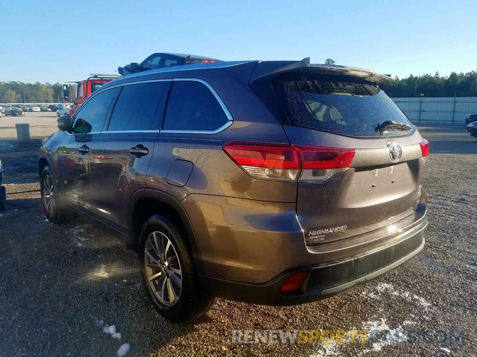 3 Photograph of a damaged car 5TDKZRFH4KS559065 TOYOTA HIGHLANDER 2019