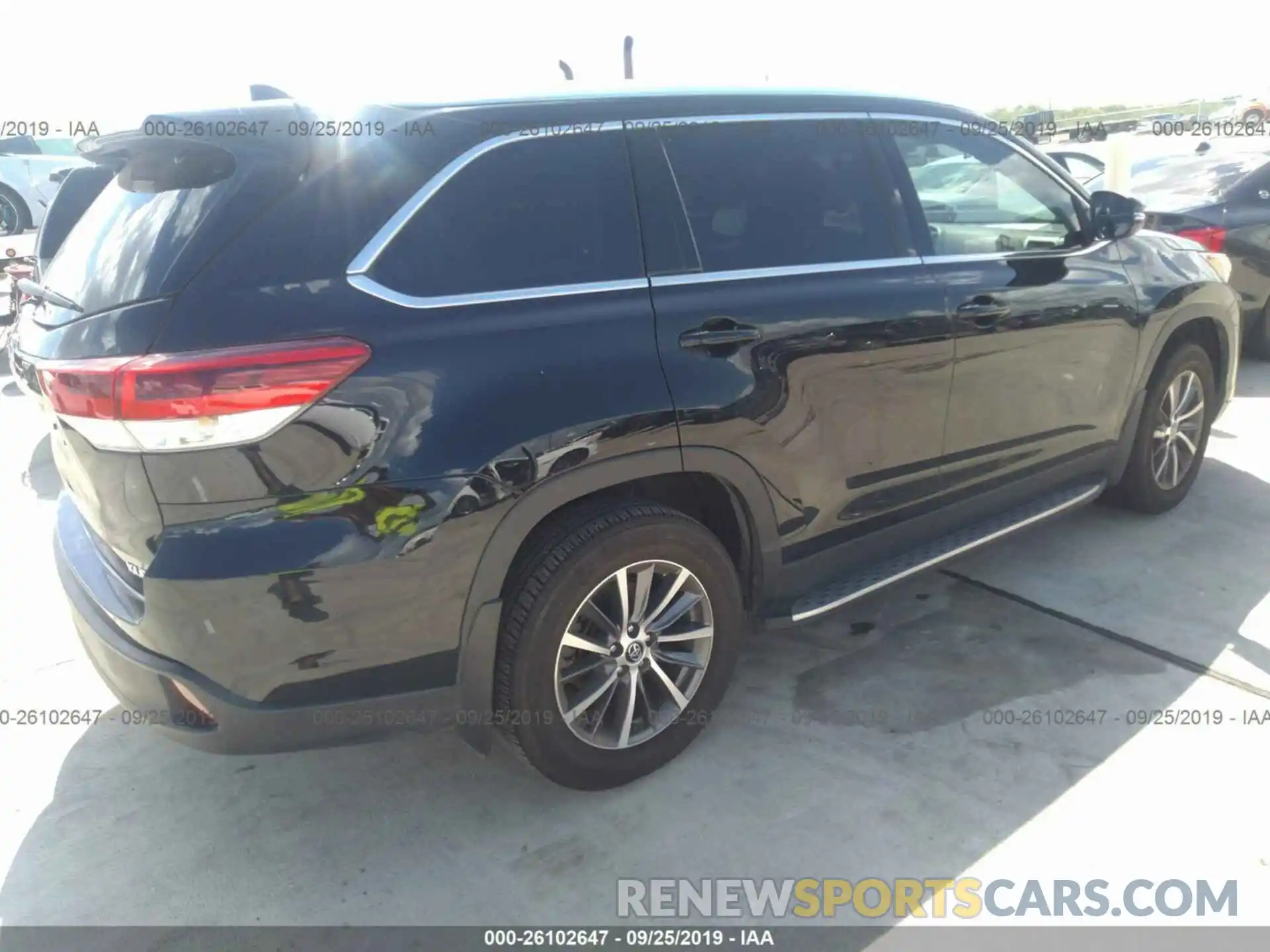 4 Photograph of a damaged car 5TDKZRFH4KS559809 TOYOTA HIGHLANDER 2019