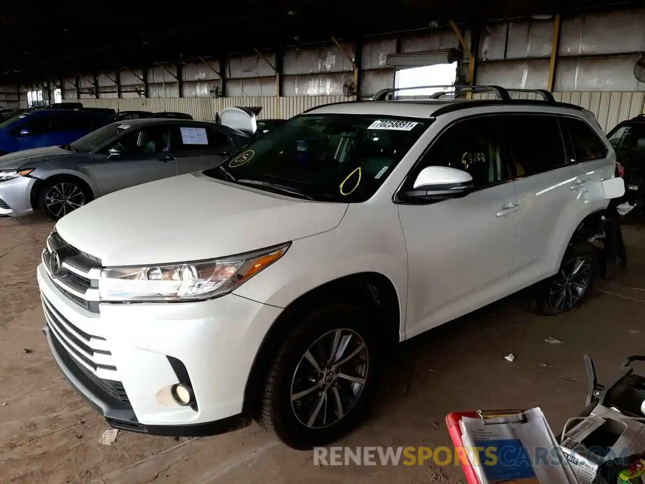 2 Photograph of a damaged car 5TDKZRFH4KS559826 TOYOTA HIGHLANDER 2019