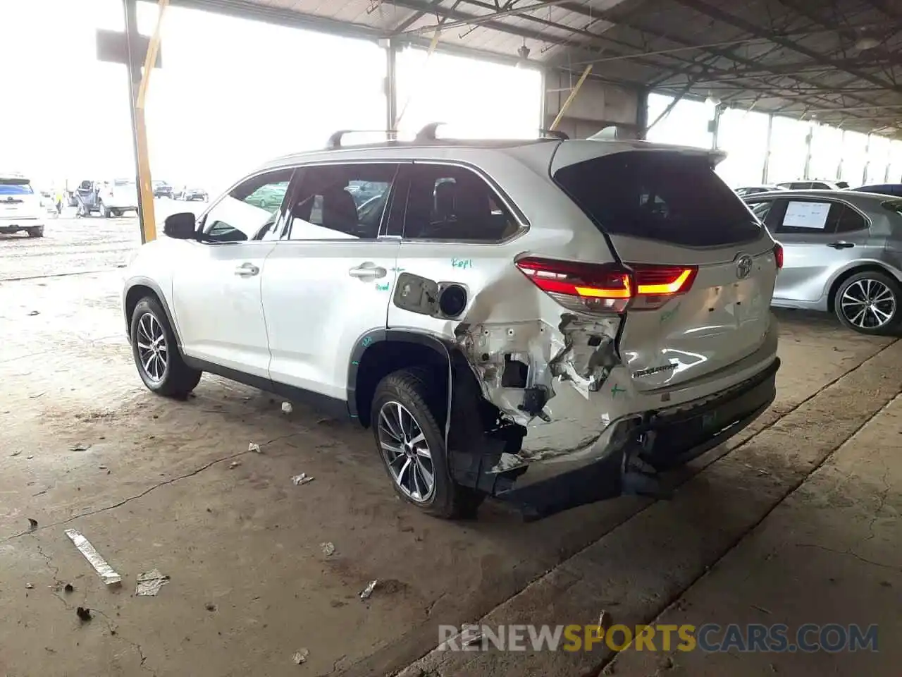 3 Photograph of a damaged car 5TDKZRFH4KS559826 TOYOTA HIGHLANDER 2019