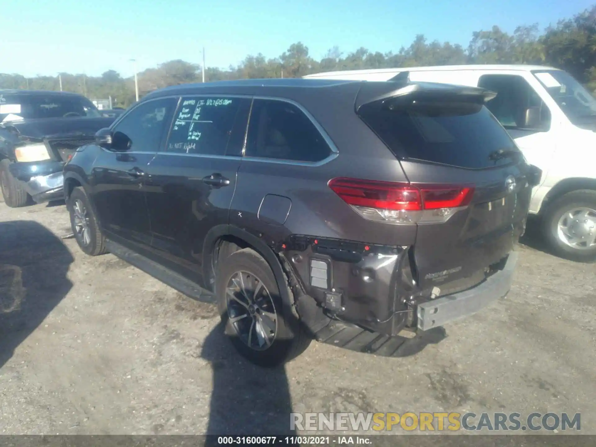 3 Photograph of a damaged car 5TDKZRFH4KS560362 TOYOTA HIGHLANDER 2019