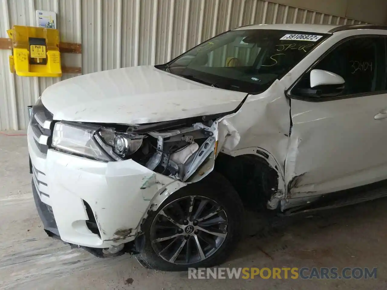 9 Photograph of a damaged car 5TDKZRFH4KS561043 TOYOTA HIGHLANDER 2019