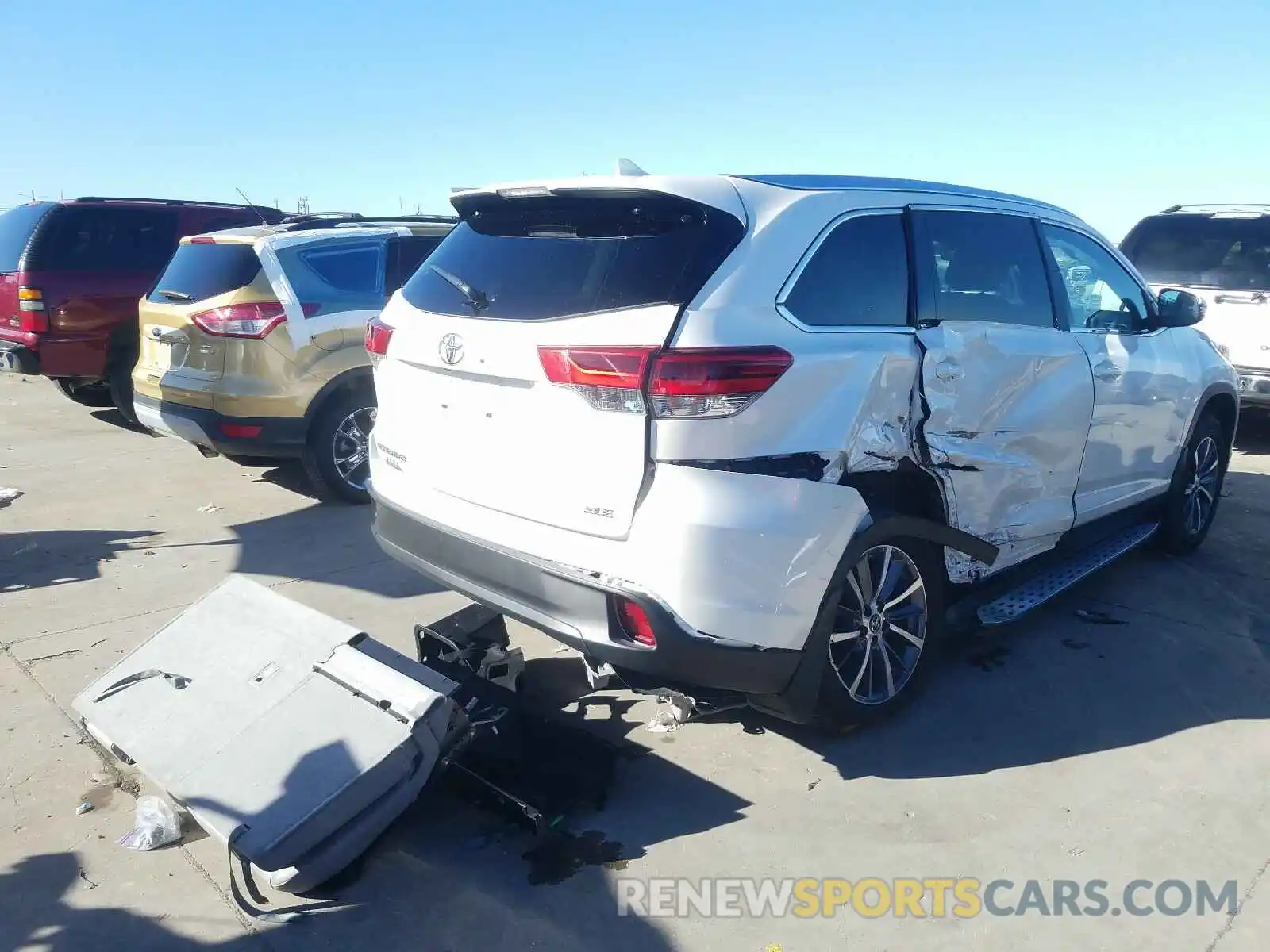 4 Photograph of a damaged car 5TDKZRFH4KS563519 TOYOTA HIGHLANDER 2019