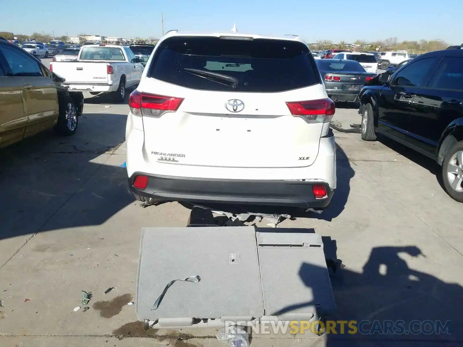 9 Photograph of a damaged car 5TDKZRFH4KS563519 TOYOTA HIGHLANDER 2019