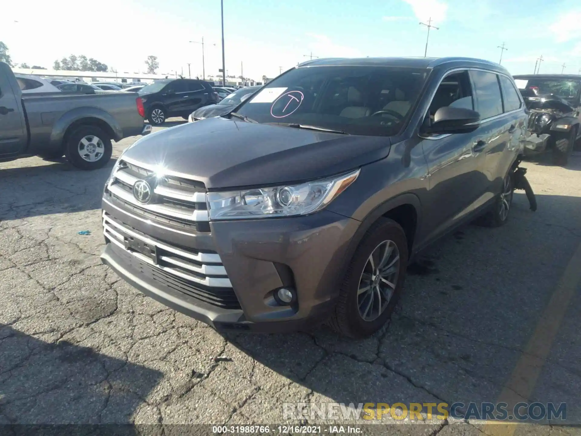 2 Photograph of a damaged car 5TDKZRFH4KS565352 TOYOTA HIGHLANDER 2019