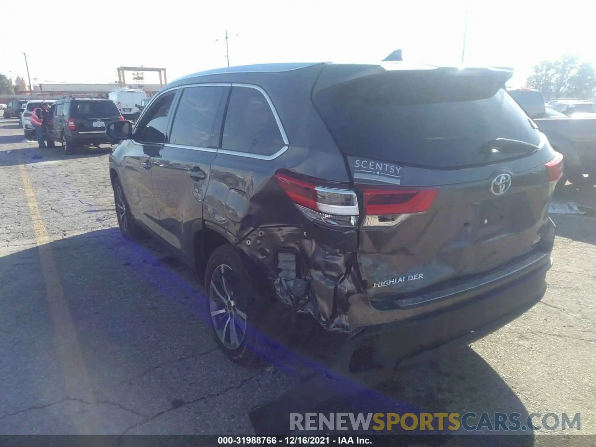 3 Photograph of a damaged car 5TDKZRFH4KS565352 TOYOTA HIGHLANDER 2019