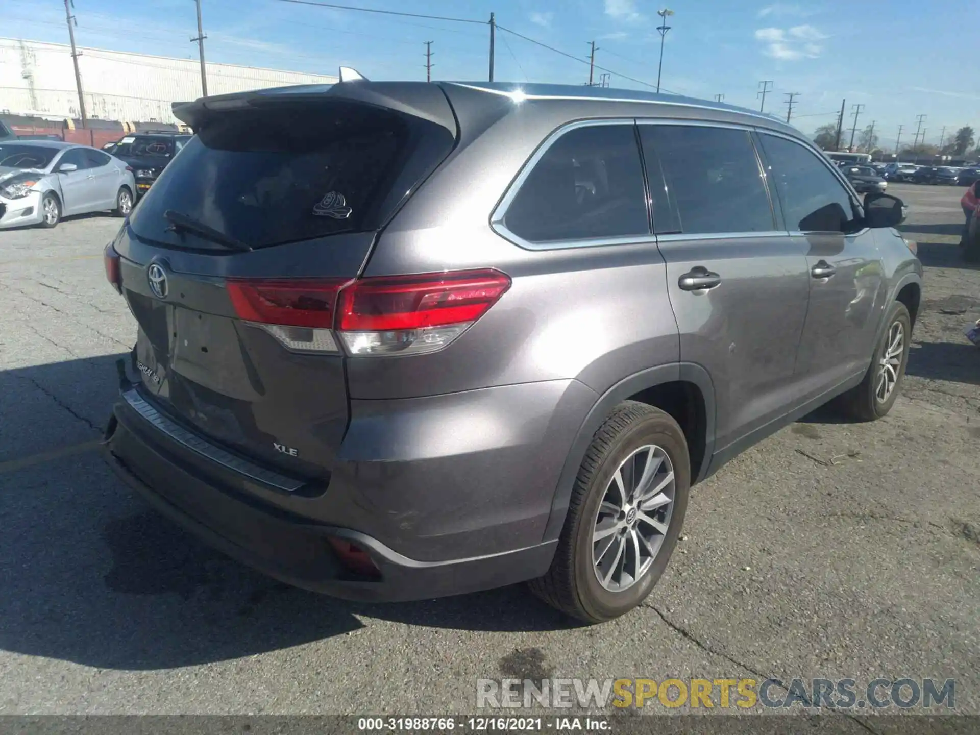 4 Photograph of a damaged car 5TDKZRFH4KS565352 TOYOTA HIGHLANDER 2019