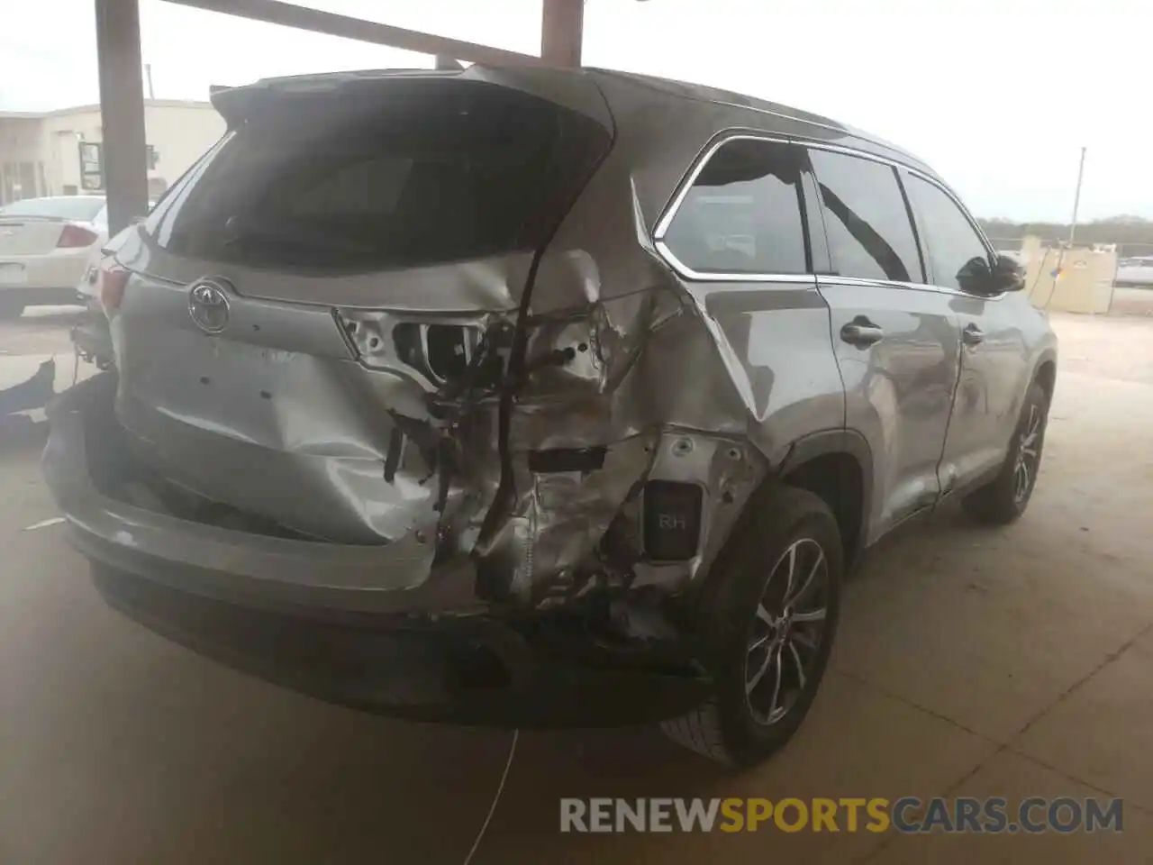 4 Photograph of a damaged car 5TDKZRFH4KS566047 TOYOTA HIGHLANDER 2019