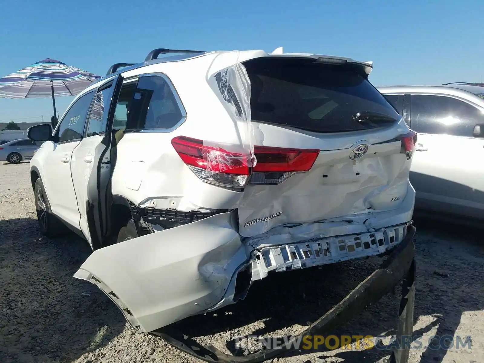 3 Photograph of a damaged car 5TDKZRFH4KS566338 TOYOTA HIGHLANDER 2019