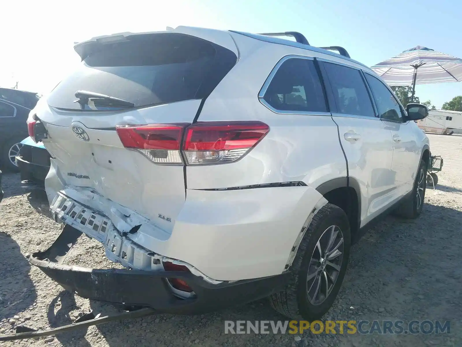 4 Photograph of a damaged car 5TDKZRFH4KS566338 TOYOTA HIGHLANDER 2019