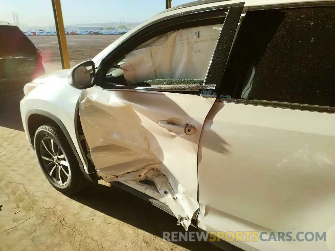 10 Photograph of a damaged car 5TDKZRFH4KS570924 TOYOTA HIGHLANDER 2019