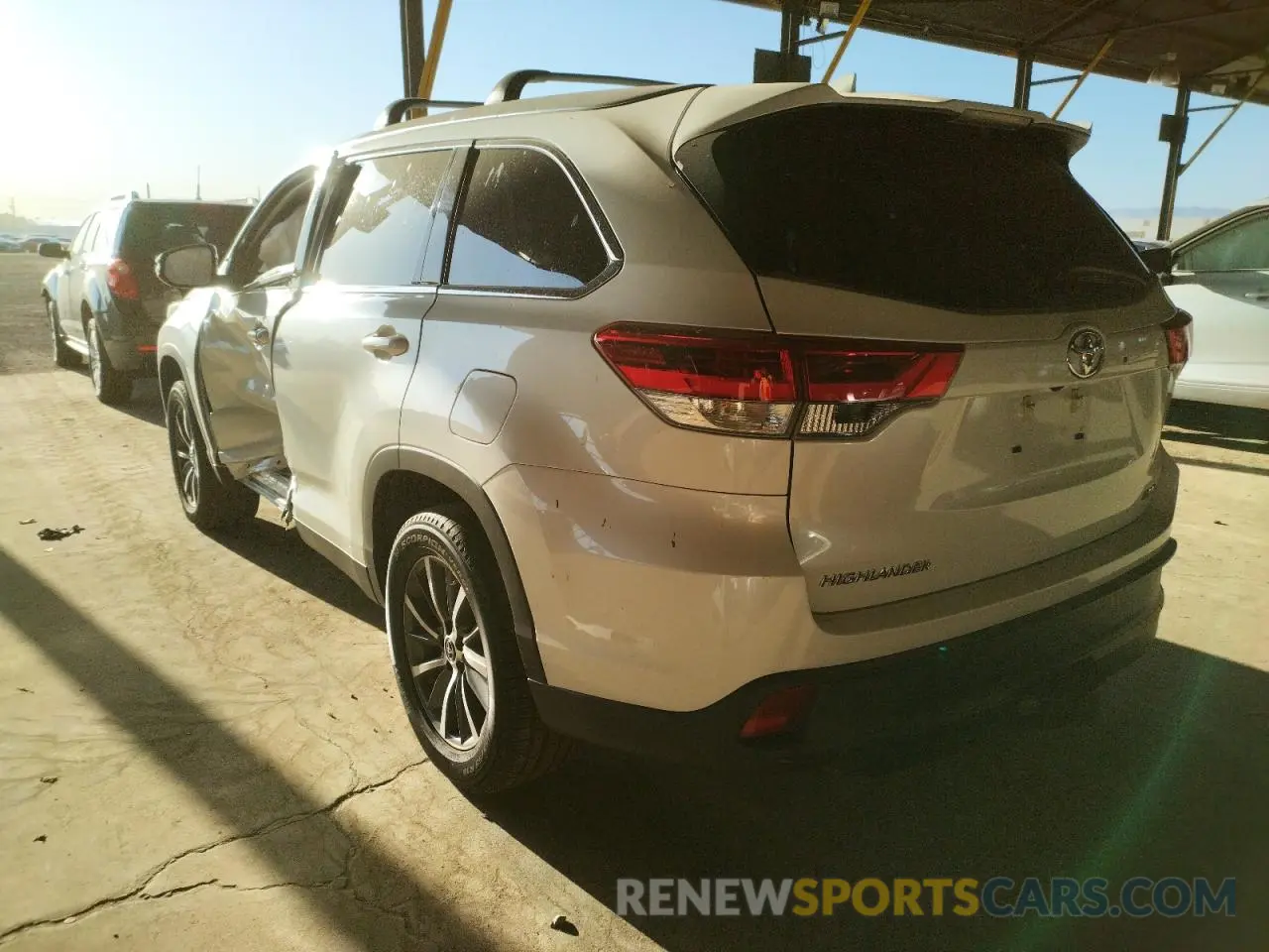 3 Photograph of a damaged car 5TDKZRFH4KS570924 TOYOTA HIGHLANDER 2019