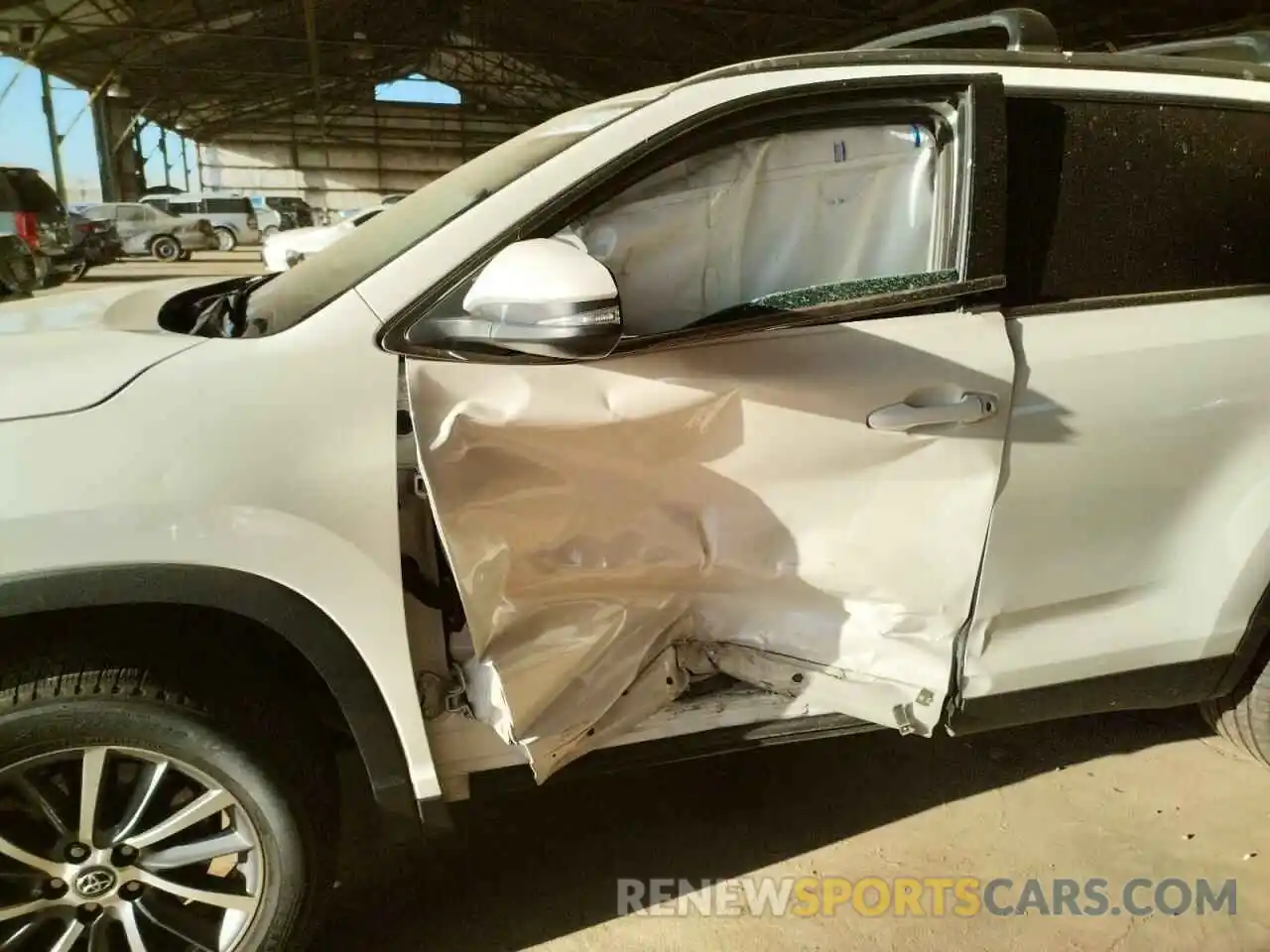 9 Photograph of a damaged car 5TDKZRFH4KS570924 TOYOTA HIGHLANDER 2019