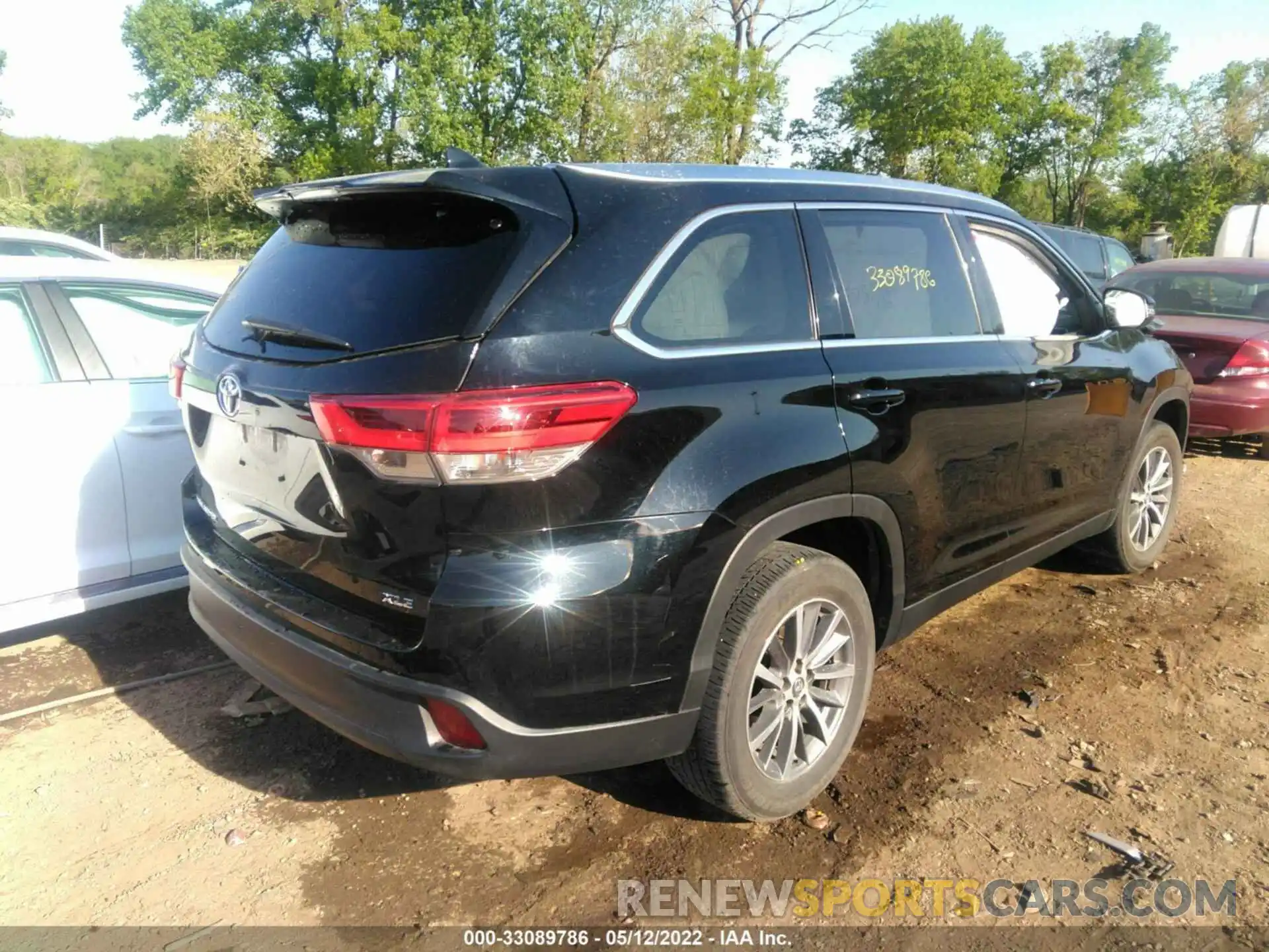 4 Photograph of a damaged car 5TDKZRFH4KS571474 TOYOTA HIGHLANDER 2019