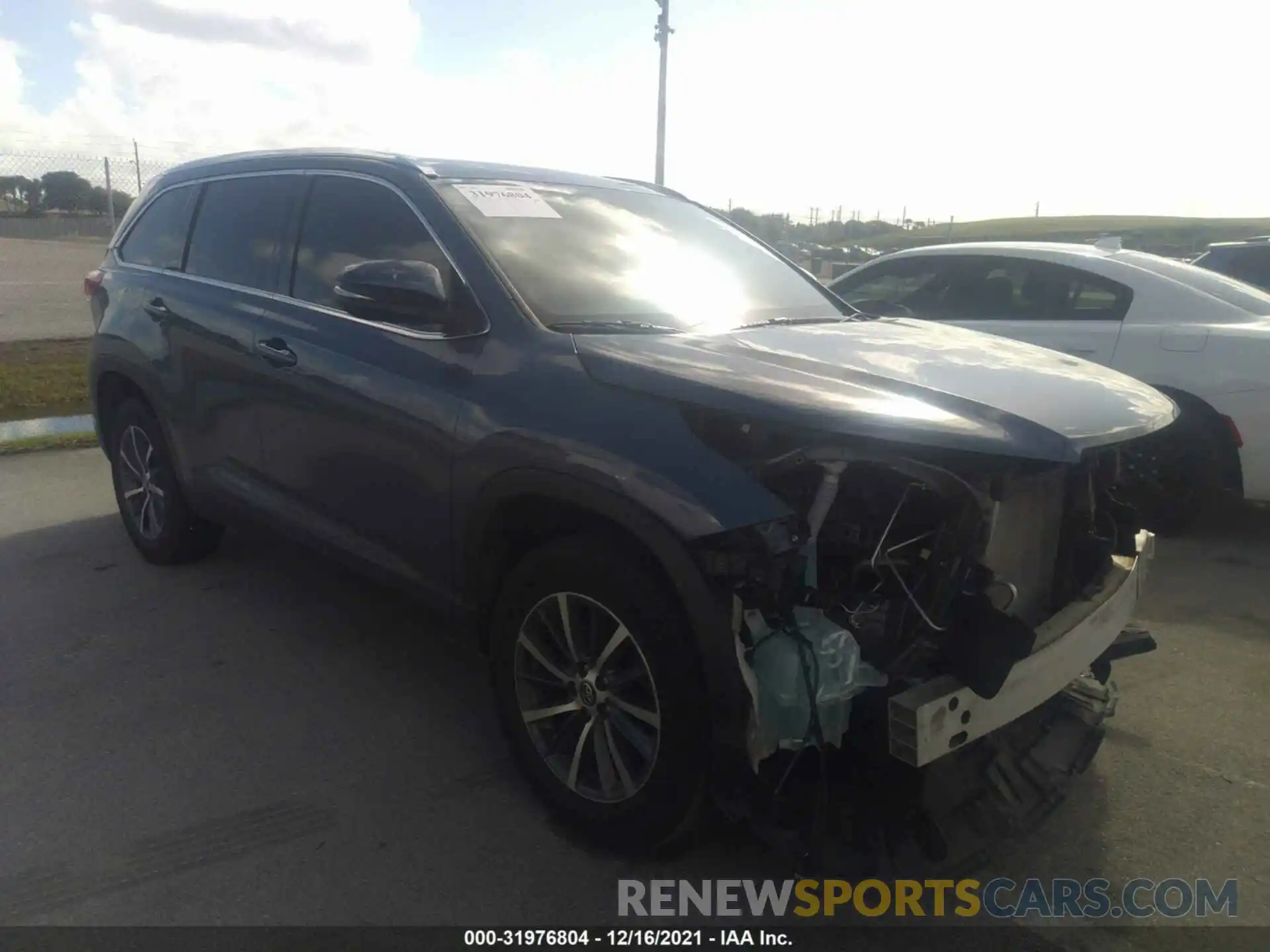 1 Photograph of a damaged car 5TDKZRFH5KS290171 TOYOTA HIGHLANDER 2019