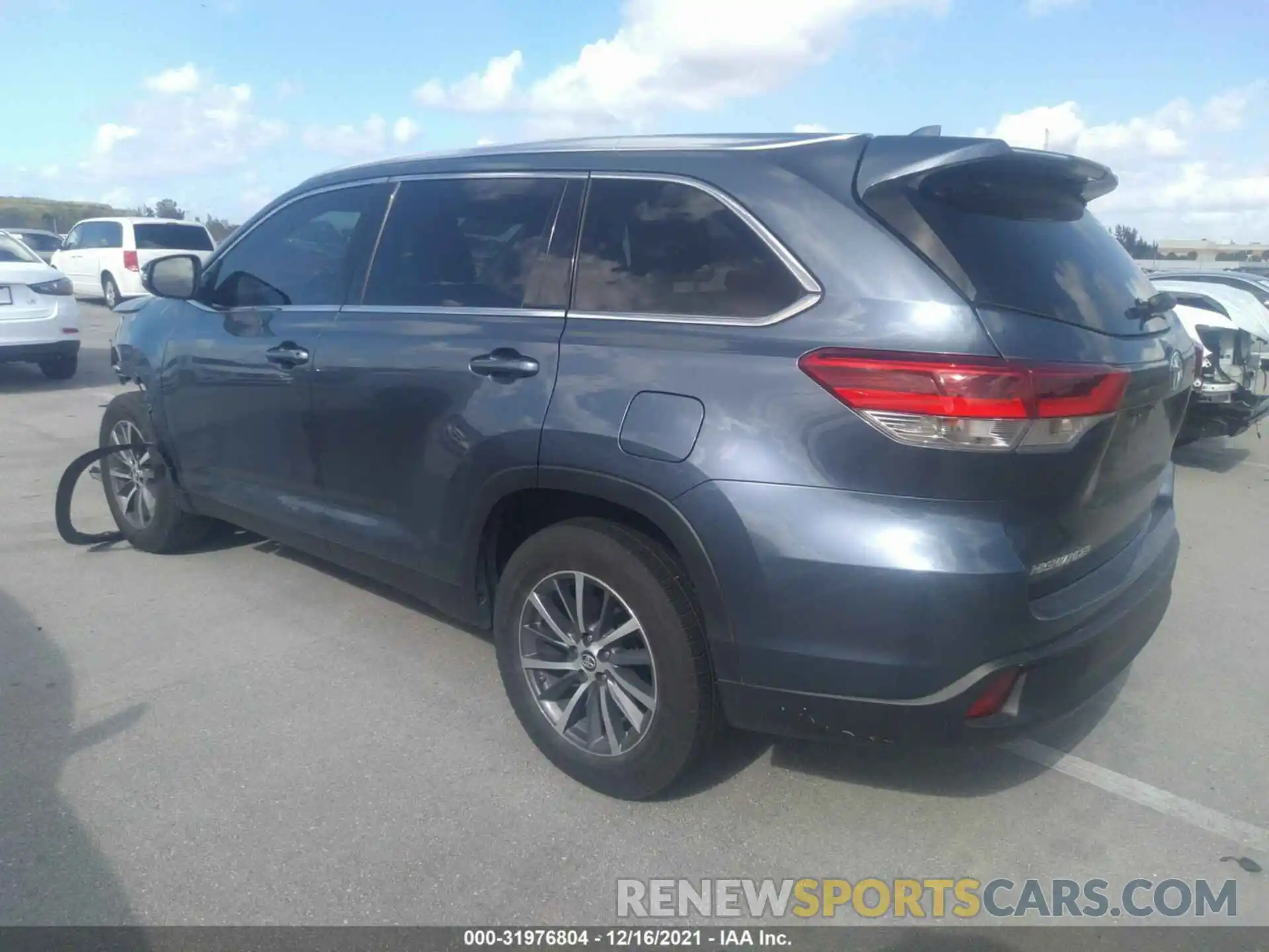 3 Photograph of a damaged car 5TDKZRFH5KS290171 TOYOTA HIGHLANDER 2019