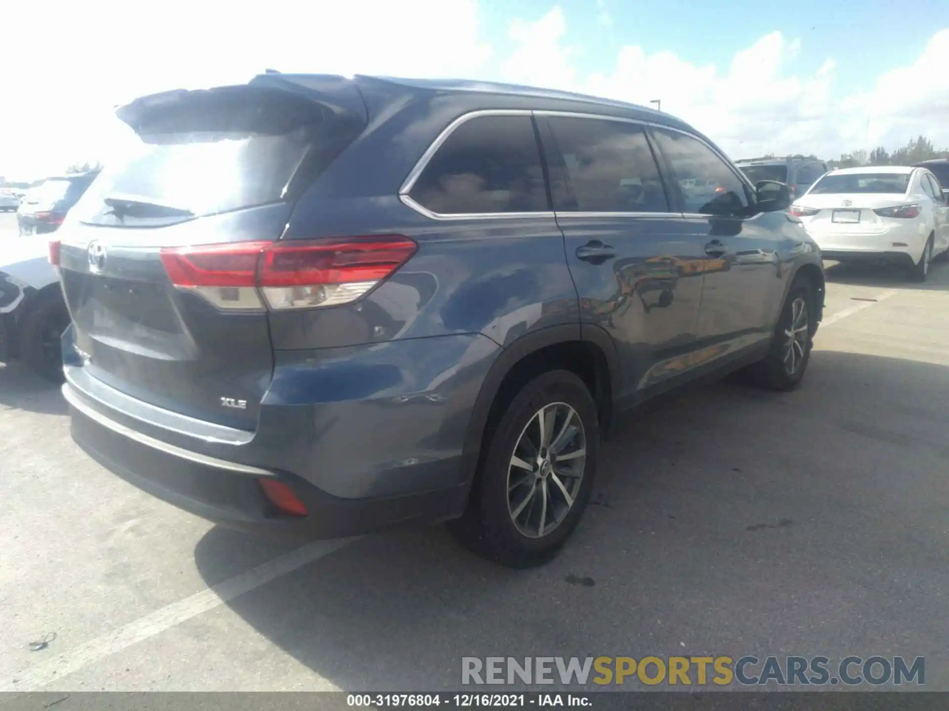 4 Photograph of a damaged car 5TDKZRFH5KS290171 TOYOTA HIGHLANDER 2019