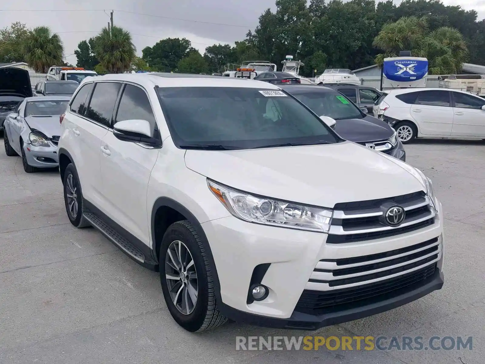 1 Photograph of a damaged car 5TDKZRFH5KS305400 TOYOTA HIGHLANDER 2019