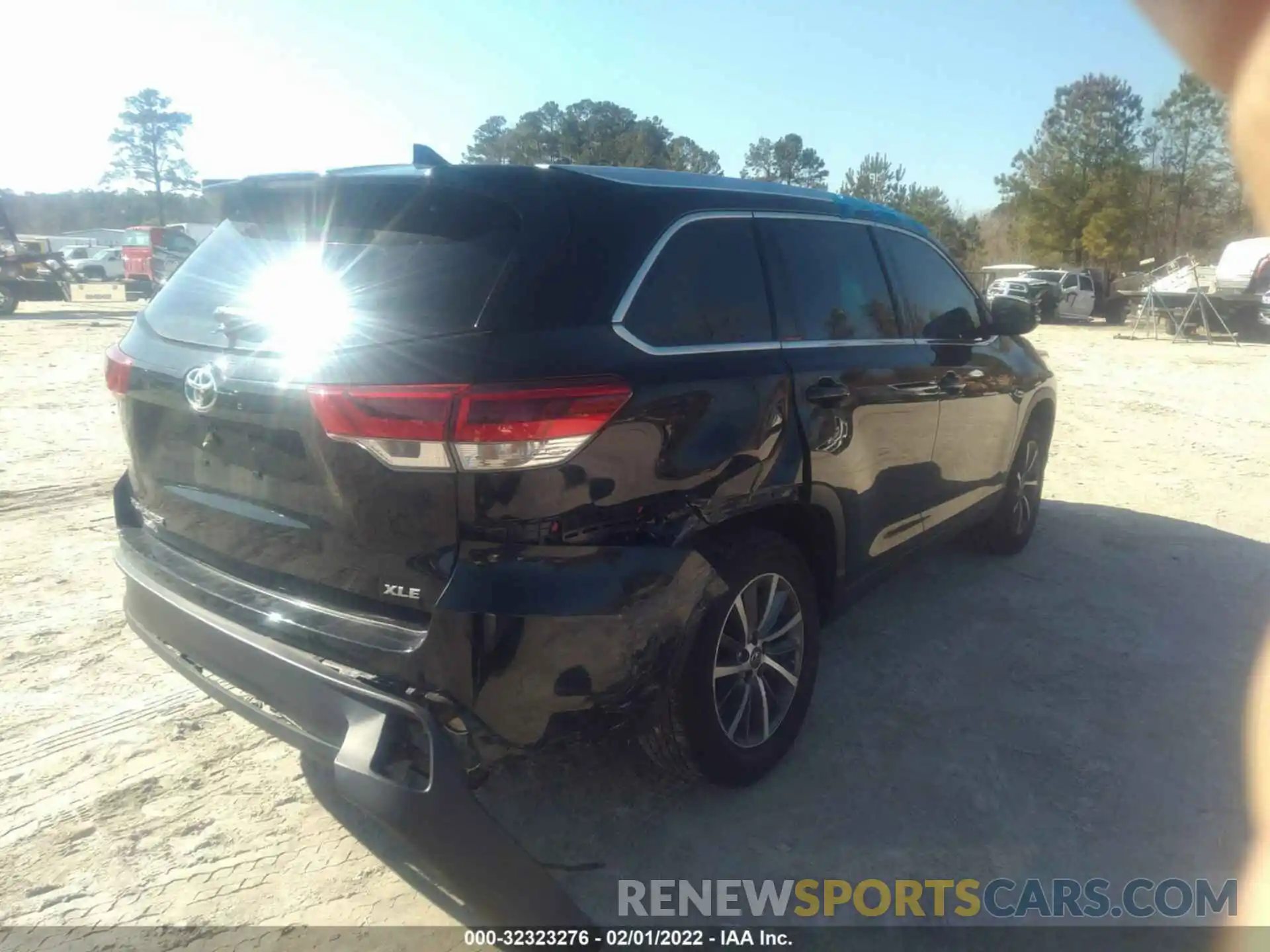 4 Photograph of a damaged car 5TDKZRFH5KS311617 TOYOTA HIGHLANDER 2019