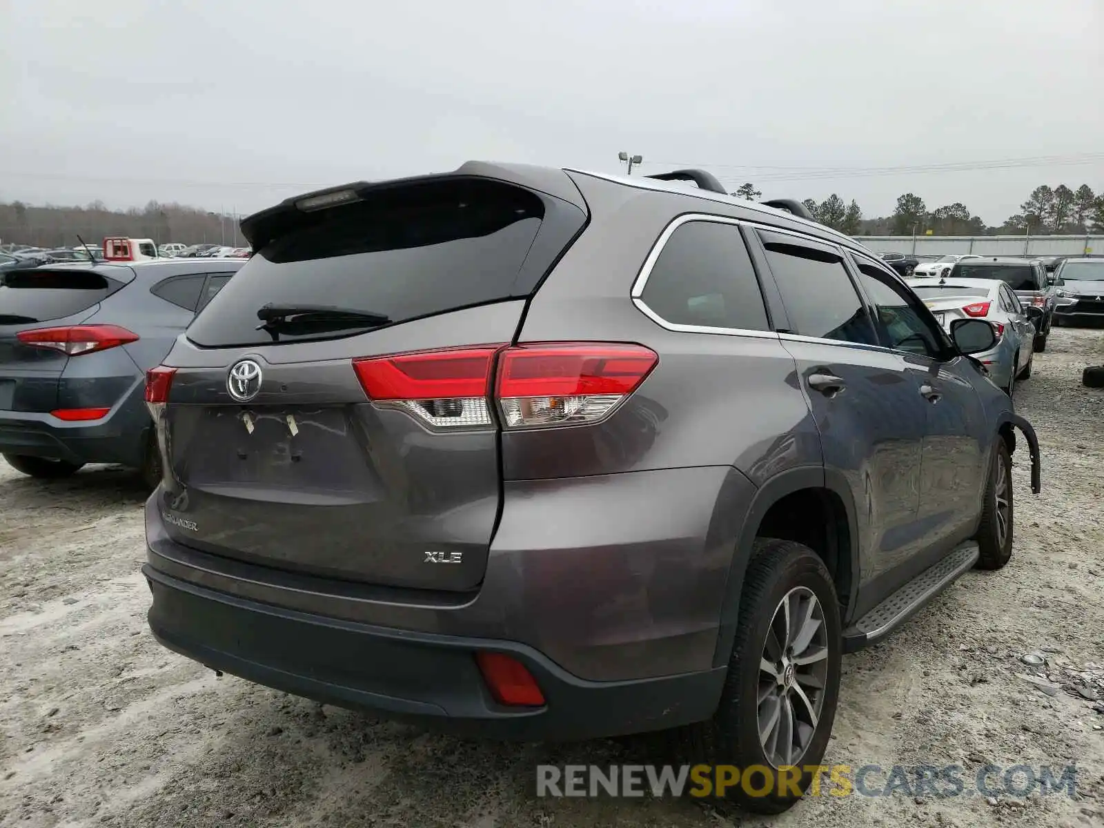 4 Photograph of a damaged car 5TDKZRFH5KS315294 TOYOTA HIGHLANDER 2019