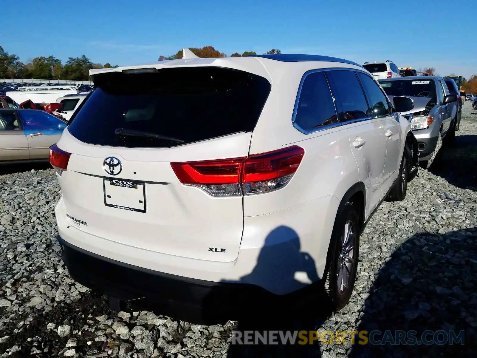 4 Photograph of a damaged car 5TDKZRFH5KS317806 TOYOTA HIGHLANDER 2019