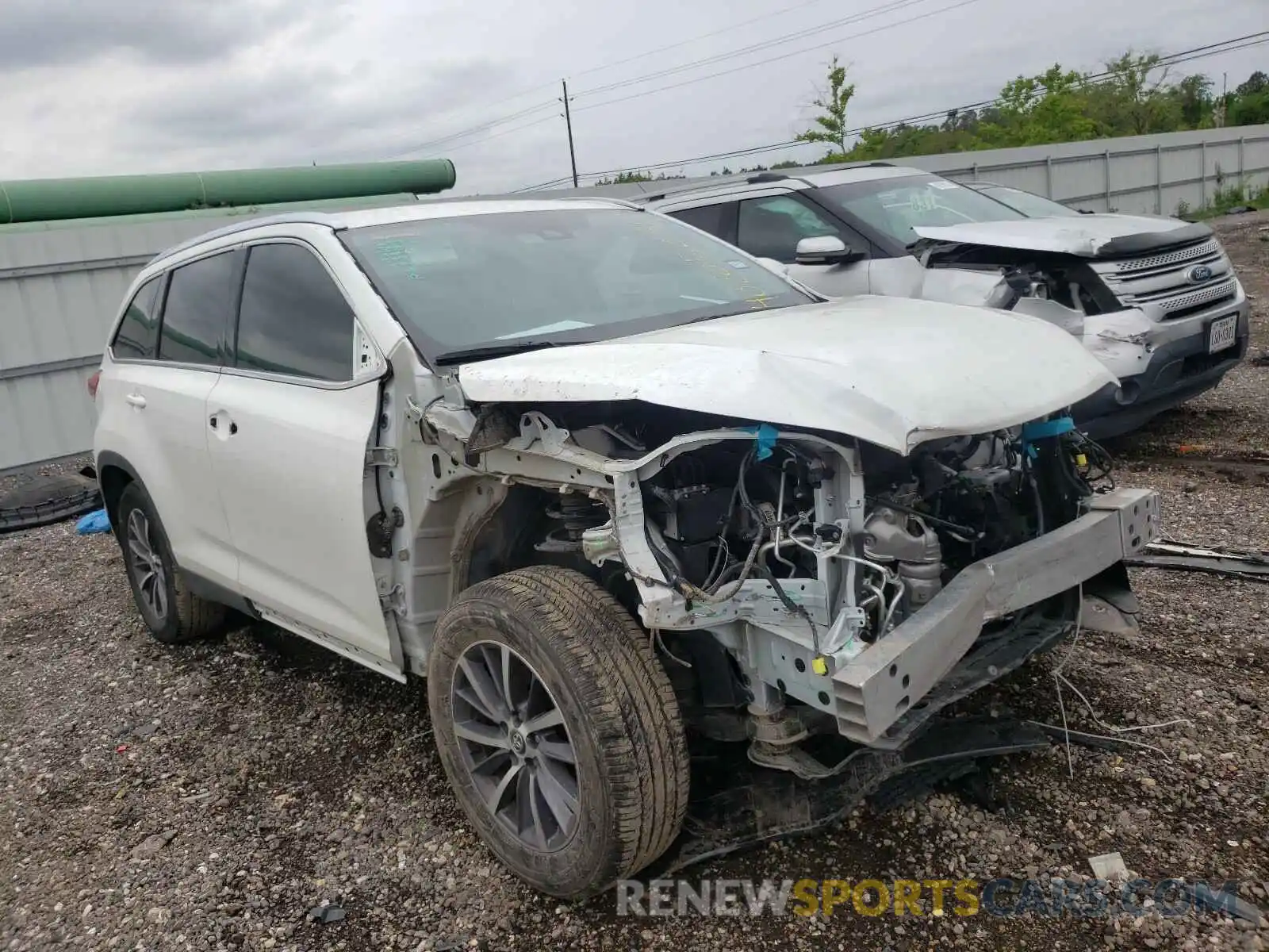 1 Photograph of a damaged car 5TDKZRFH5KS319975 TOYOTA HIGHLANDER 2019