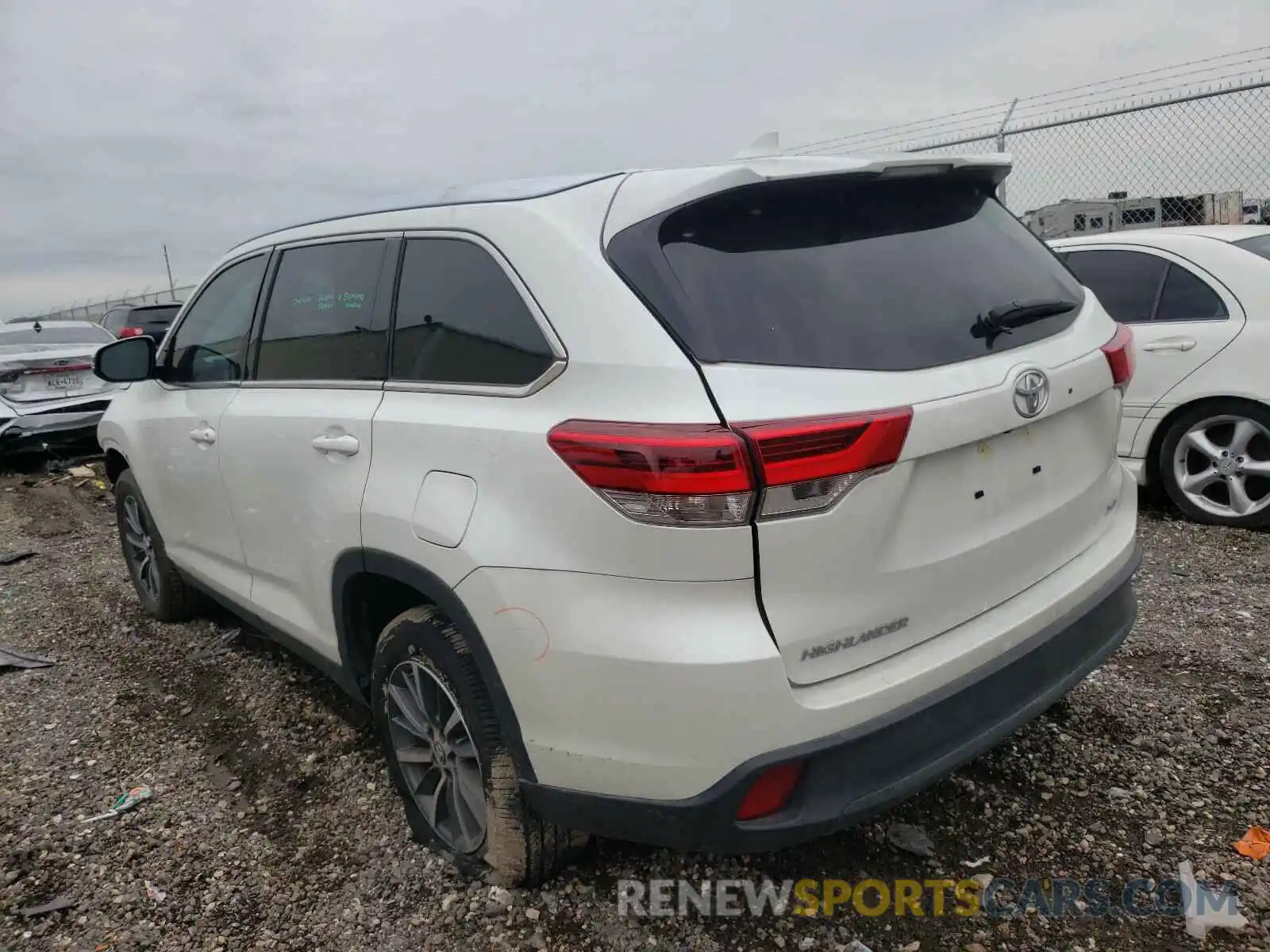 3 Photograph of a damaged car 5TDKZRFH5KS319975 TOYOTA HIGHLANDER 2019