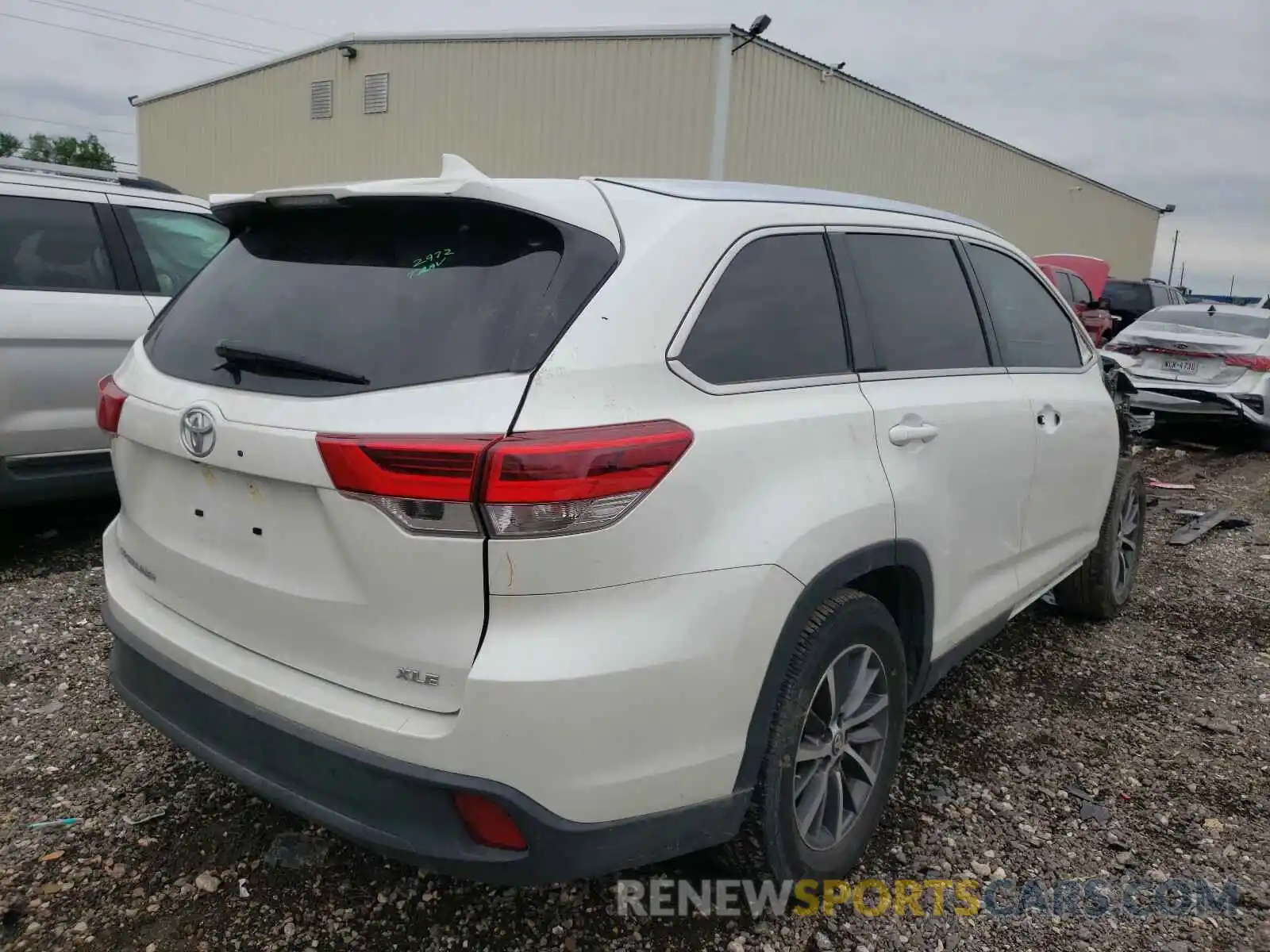 4 Photograph of a damaged car 5TDKZRFH5KS319975 TOYOTA HIGHLANDER 2019