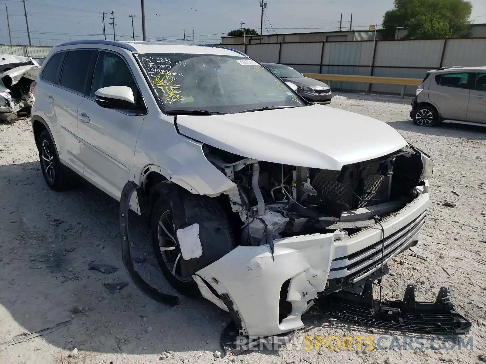 1 Photograph of a damaged car 5TDKZRFH5KS321242 TOYOTA HIGHLANDER 2019