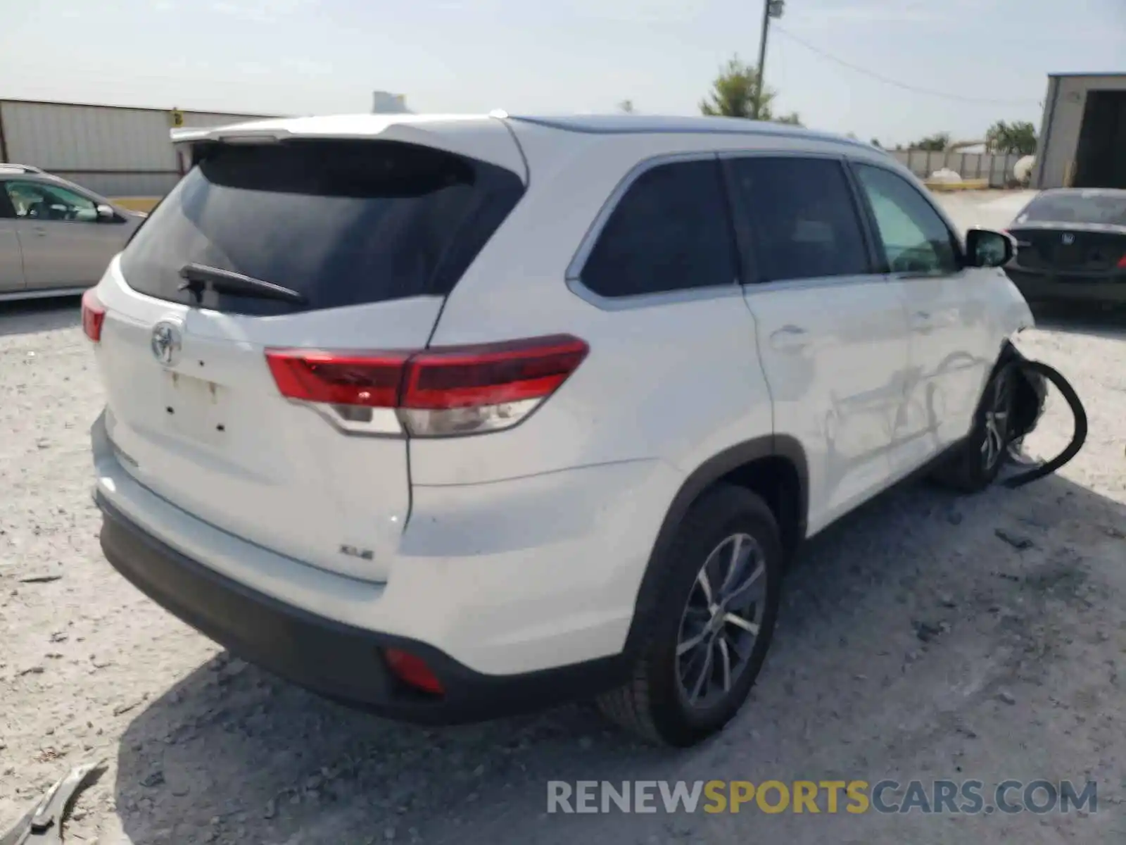 4 Photograph of a damaged car 5TDKZRFH5KS321242 TOYOTA HIGHLANDER 2019