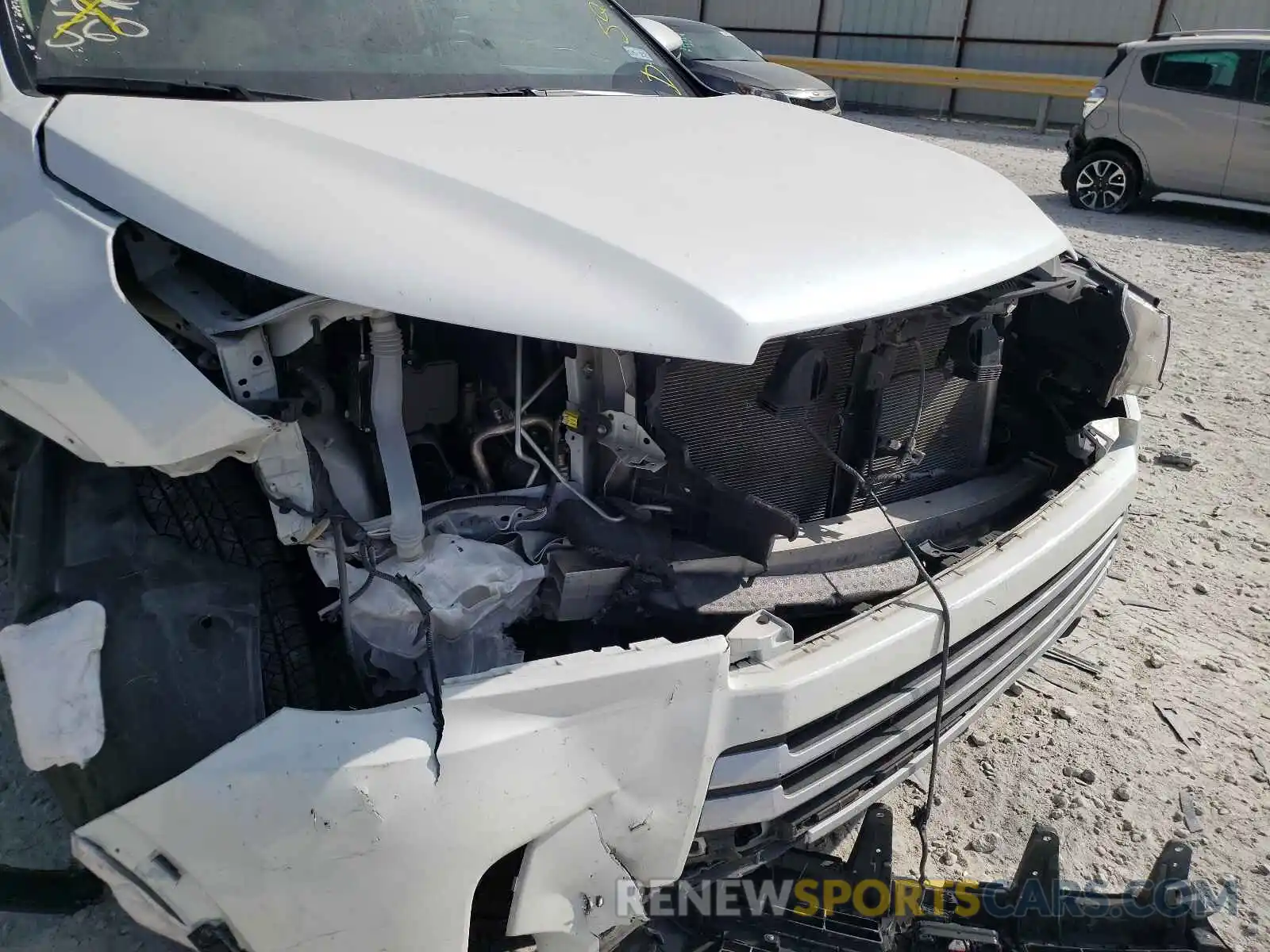 9 Photograph of a damaged car 5TDKZRFH5KS321242 TOYOTA HIGHLANDER 2019