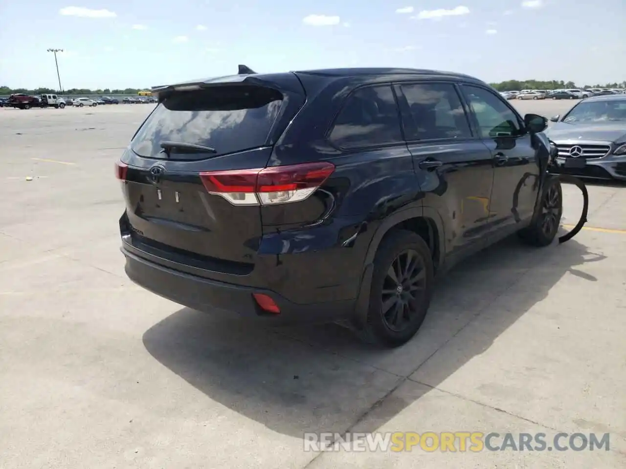 4 Photograph of a damaged car 5TDKZRFH5KS323167 TOYOTA HIGHLANDER 2019