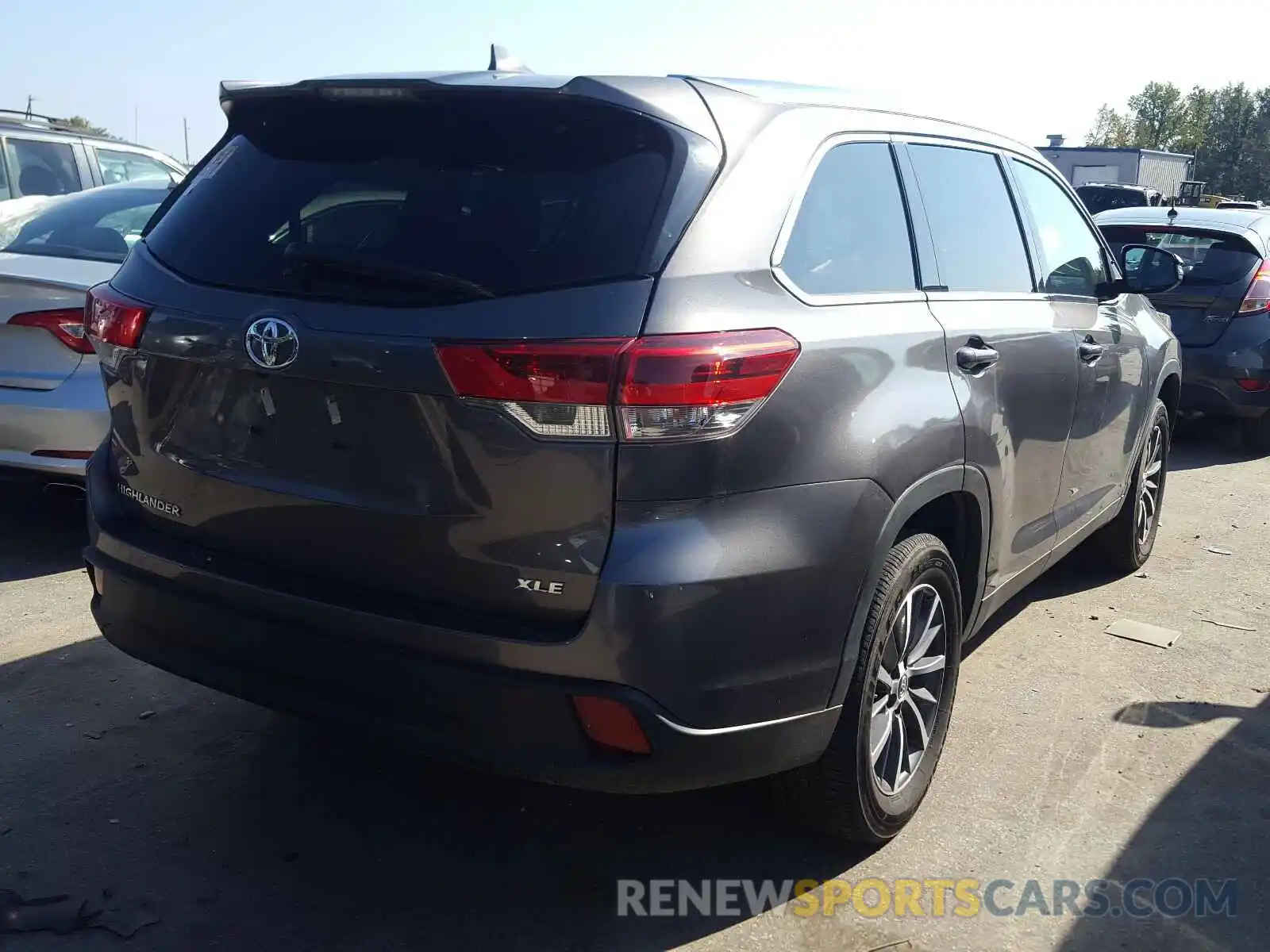 4 Photograph of a damaged car 5TDKZRFH5KS331432 TOYOTA HIGHLANDER 2019