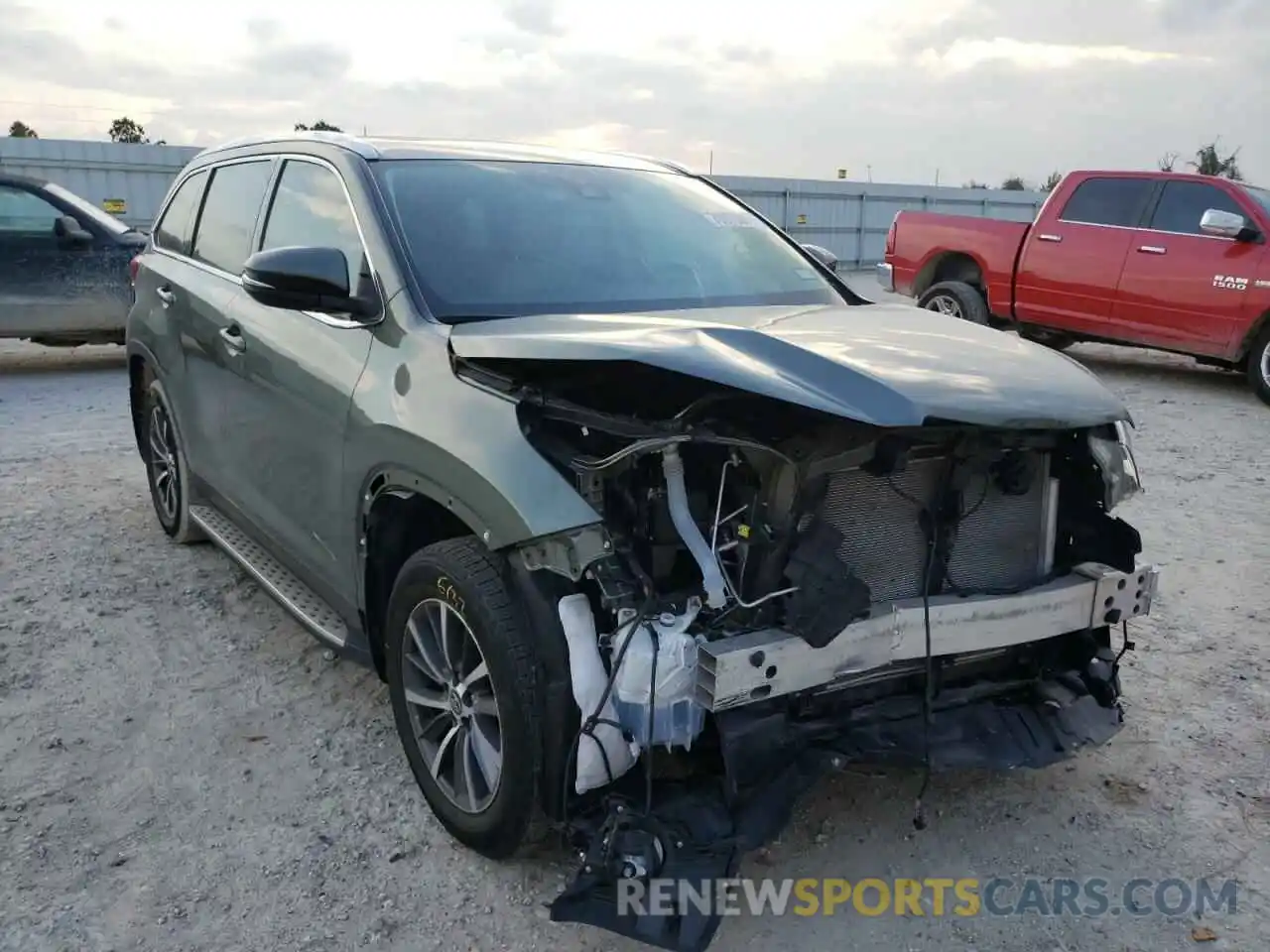 1 Photograph of a damaged car 5TDKZRFH5KS337781 TOYOTA HIGHLANDER 2019