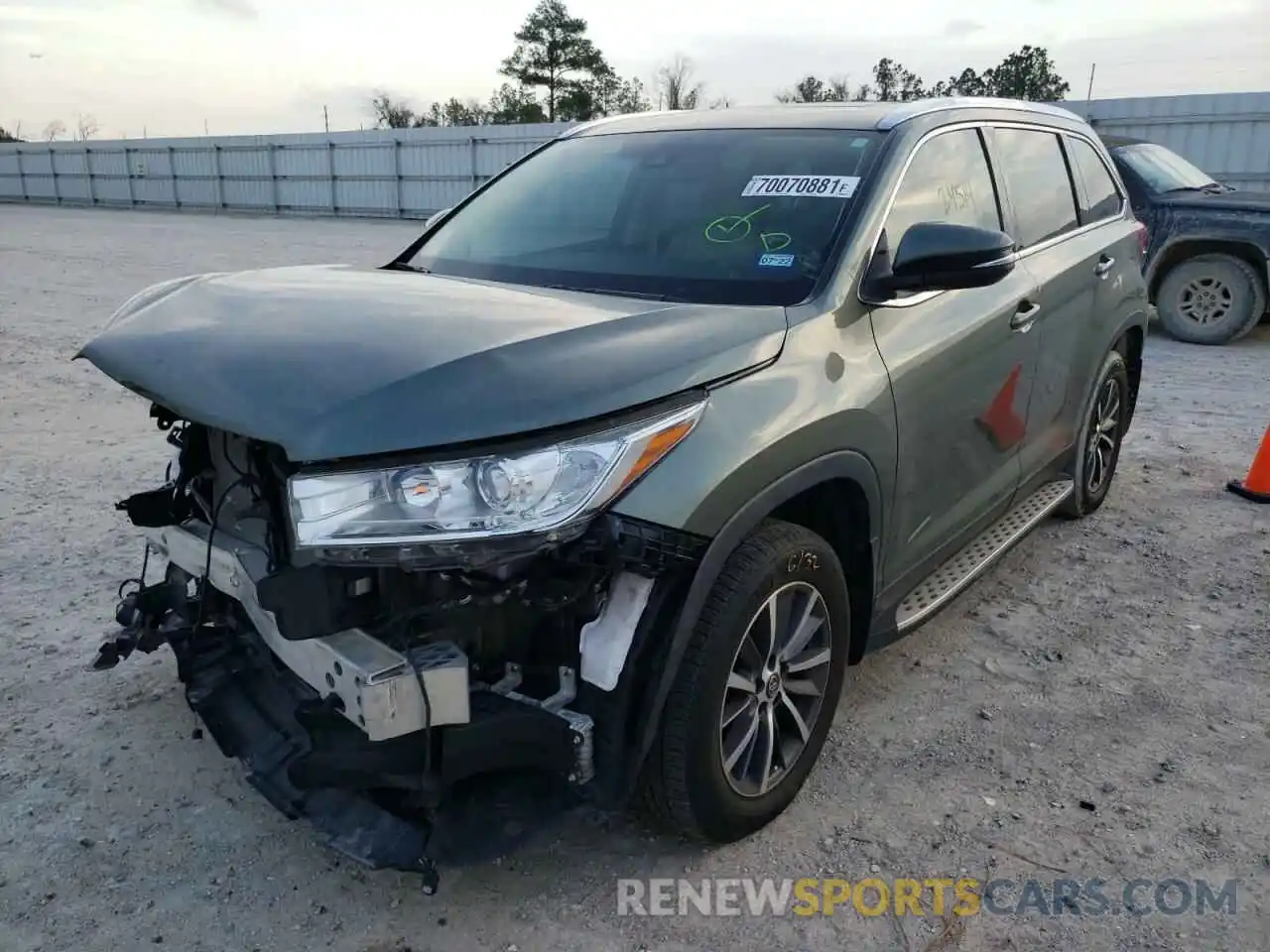 2 Photograph of a damaged car 5TDKZRFH5KS337781 TOYOTA HIGHLANDER 2019