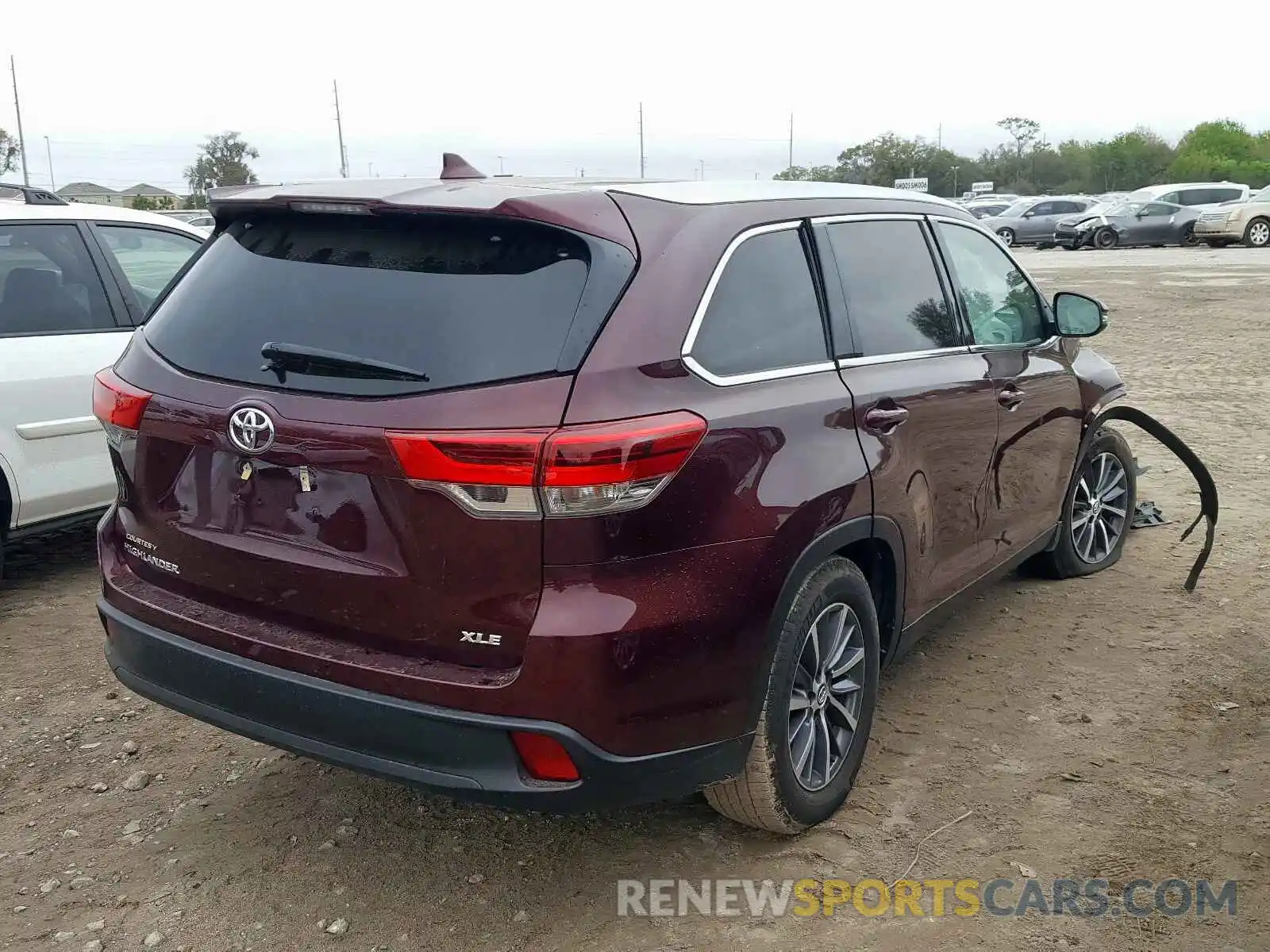 4 Photograph of a damaged car 5TDKZRFH5KS338784 TOYOTA HIGHLANDER 2019