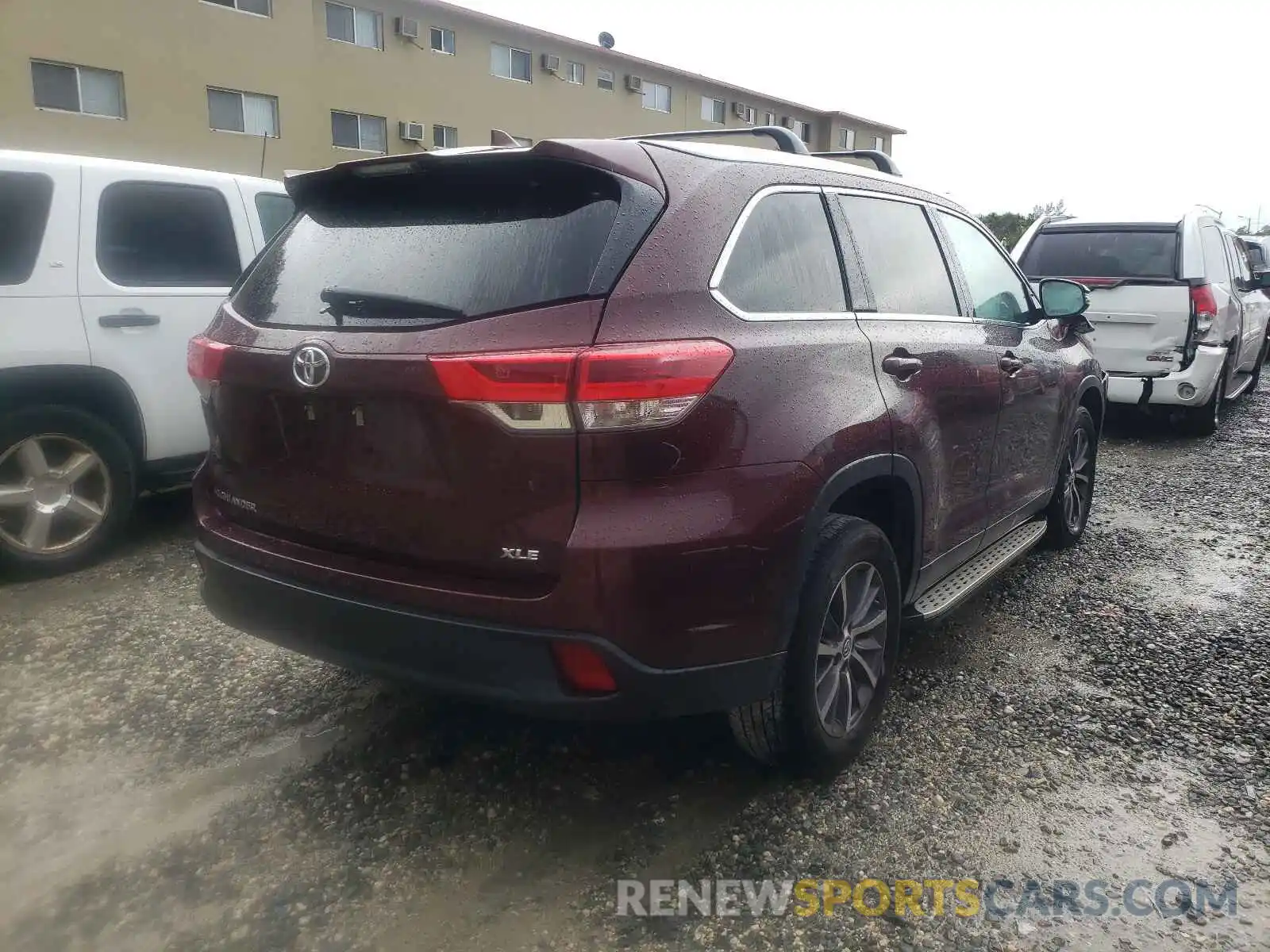 4 Photograph of a damaged car 5TDKZRFH5KS340471 TOYOTA HIGHLANDER 2019