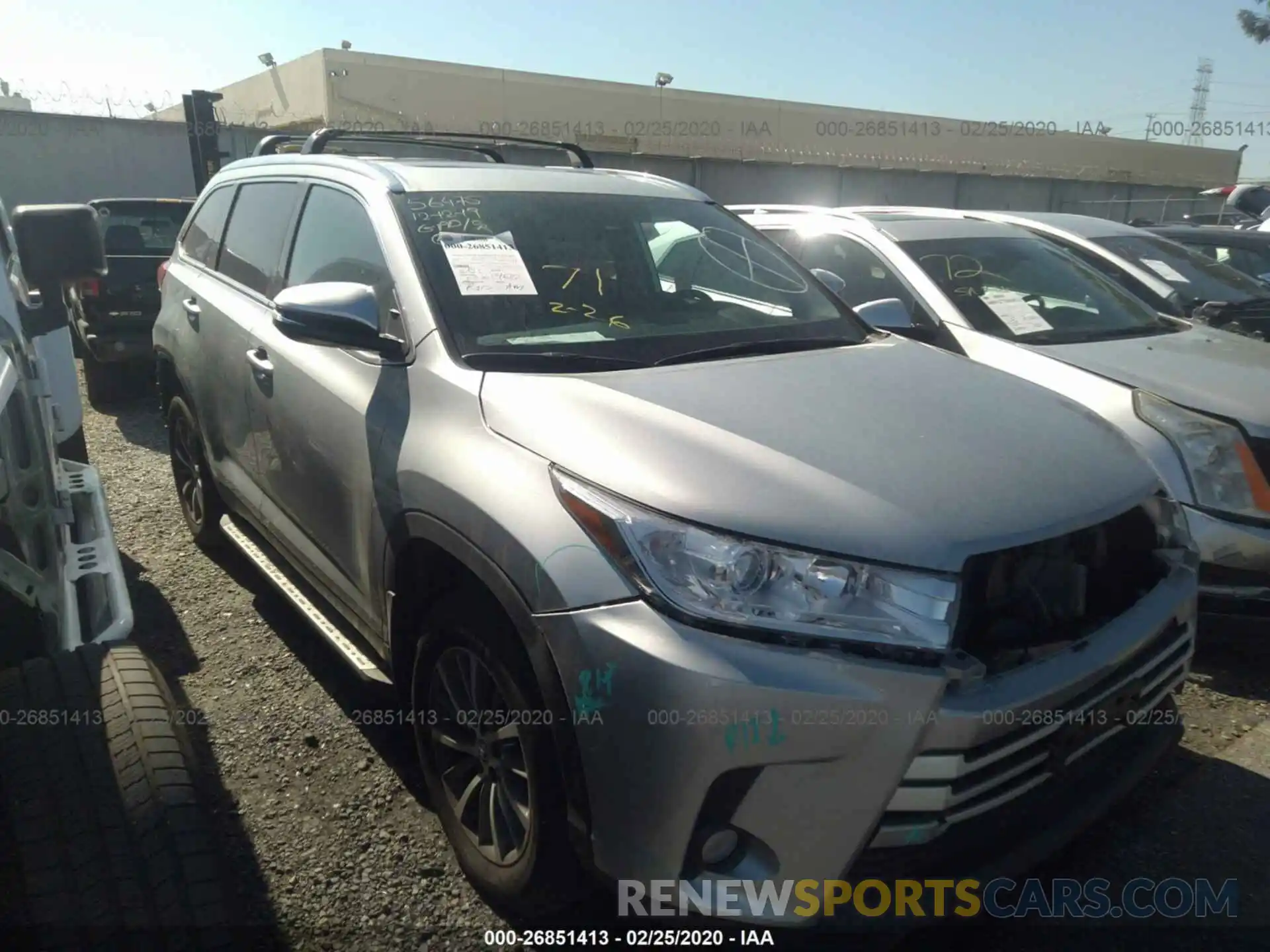 1 Photograph of a damaged car 5TDKZRFH5KS344505 TOYOTA HIGHLANDER 2019