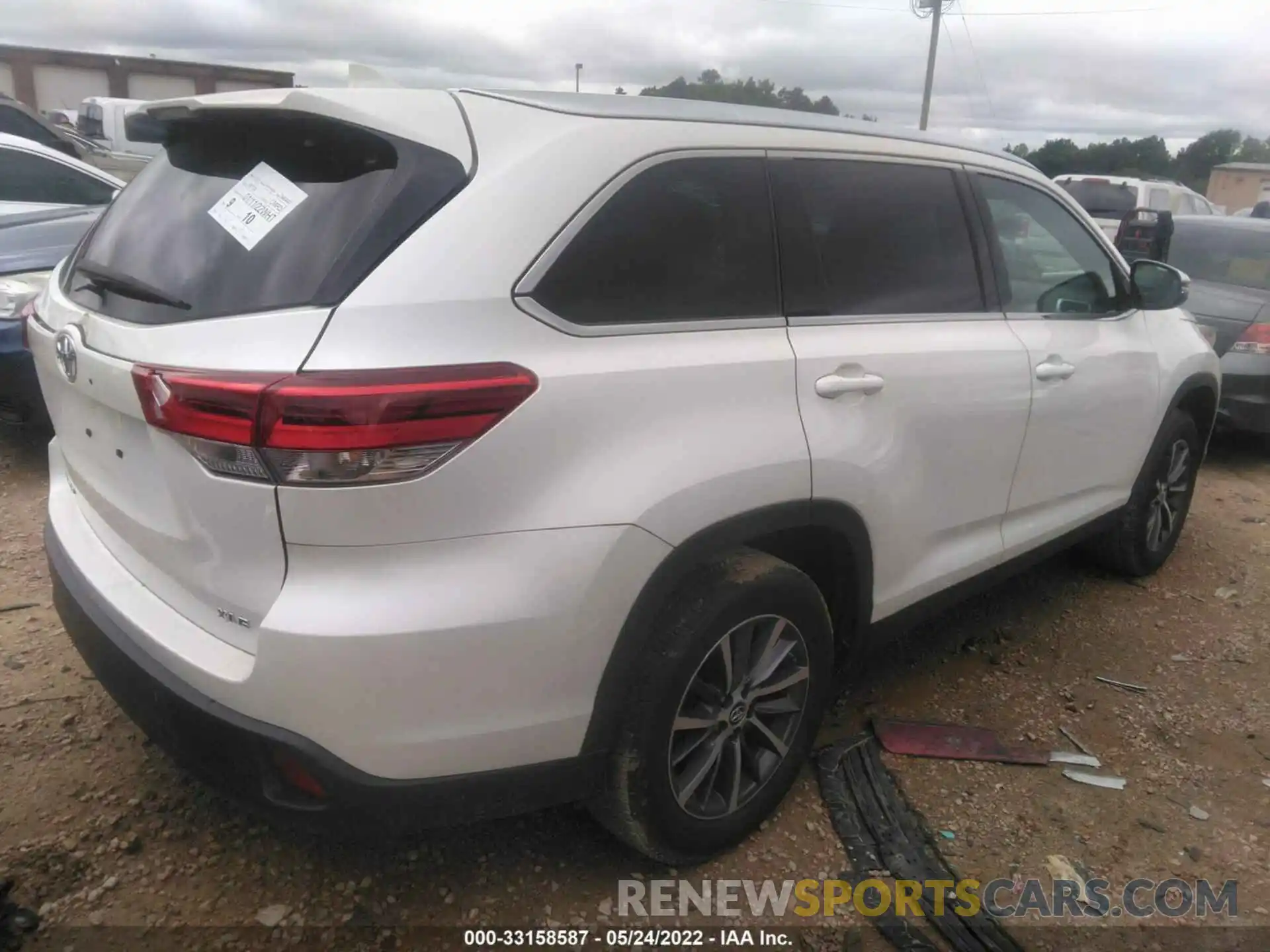 4 Photograph of a damaged car 5TDKZRFH5KS346447 TOYOTA HIGHLANDER 2019