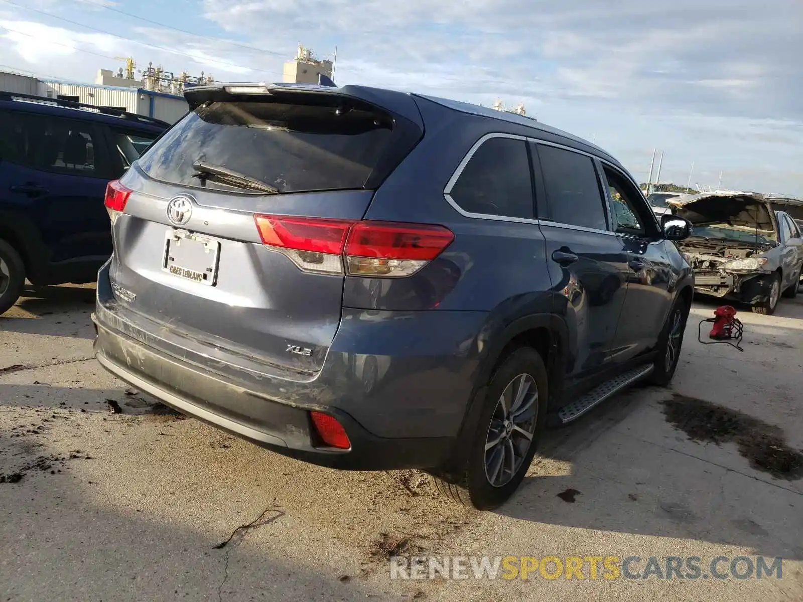 4 Photograph of a damaged car 5TDKZRFH5KS348795 TOYOTA HIGHLANDER 2019