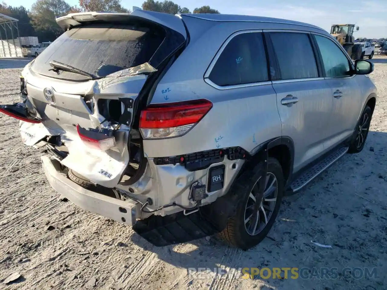 4 Photograph of a damaged car 5TDKZRFH5KS363653 TOYOTA HIGHLANDER 2019