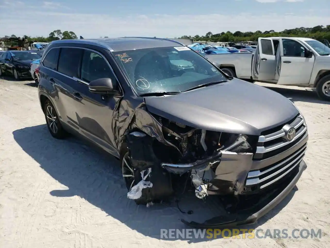 1 Photograph of a damaged car 5TDKZRFH5KS363832 TOYOTA HIGHLANDER 2019