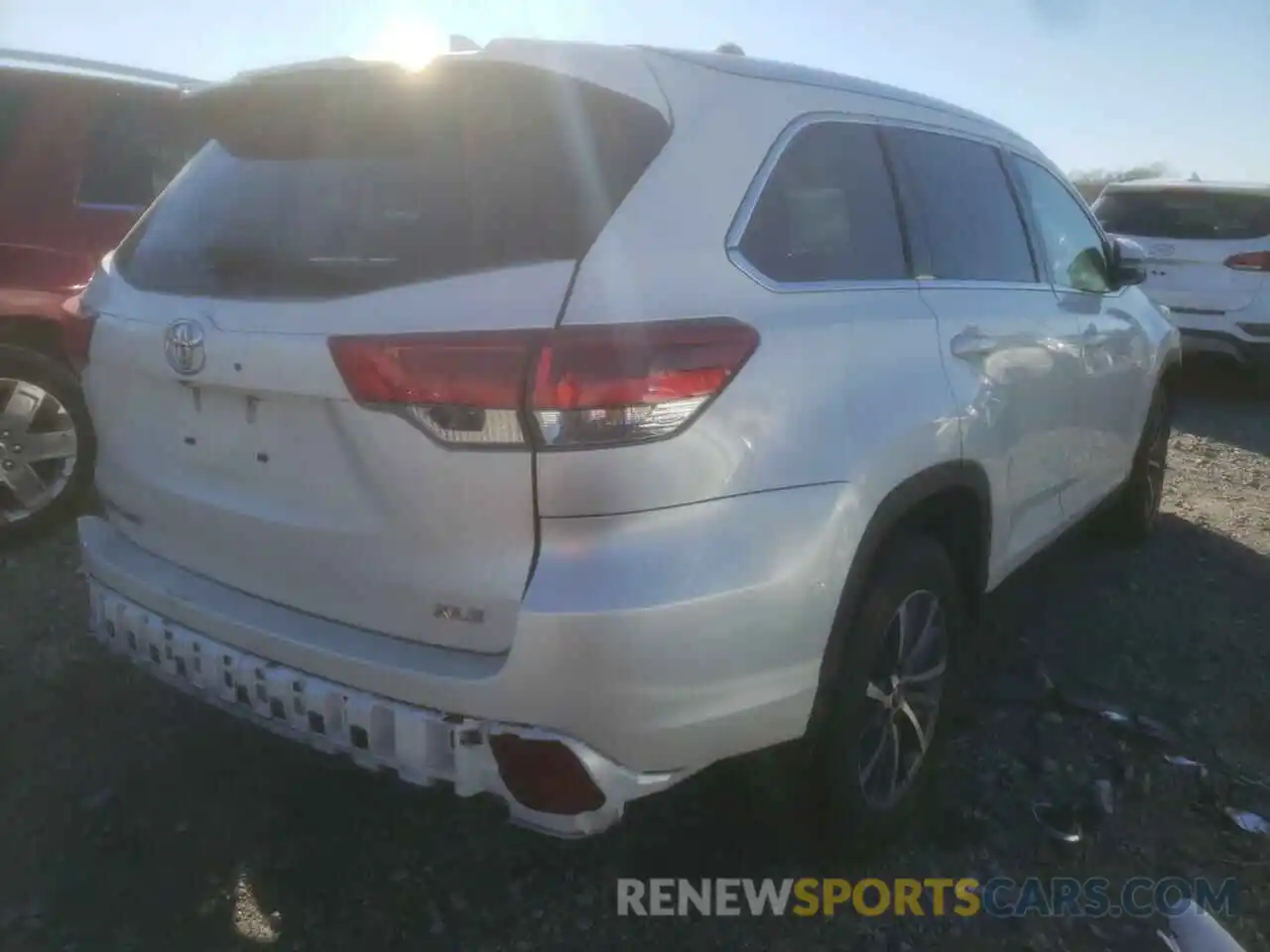 4 Photograph of a damaged car 5TDKZRFH5KS551105 TOYOTA HIGHLANDER 2019