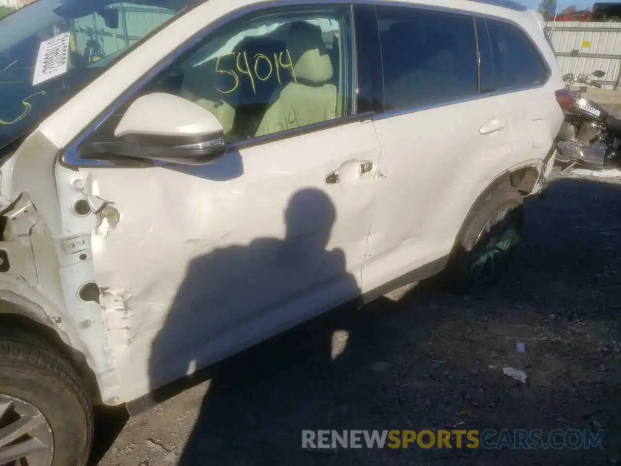 9 Photograph of a damaged car 5TDKZRFH5KS551105 TOYOTA HIGHLANDER 2019